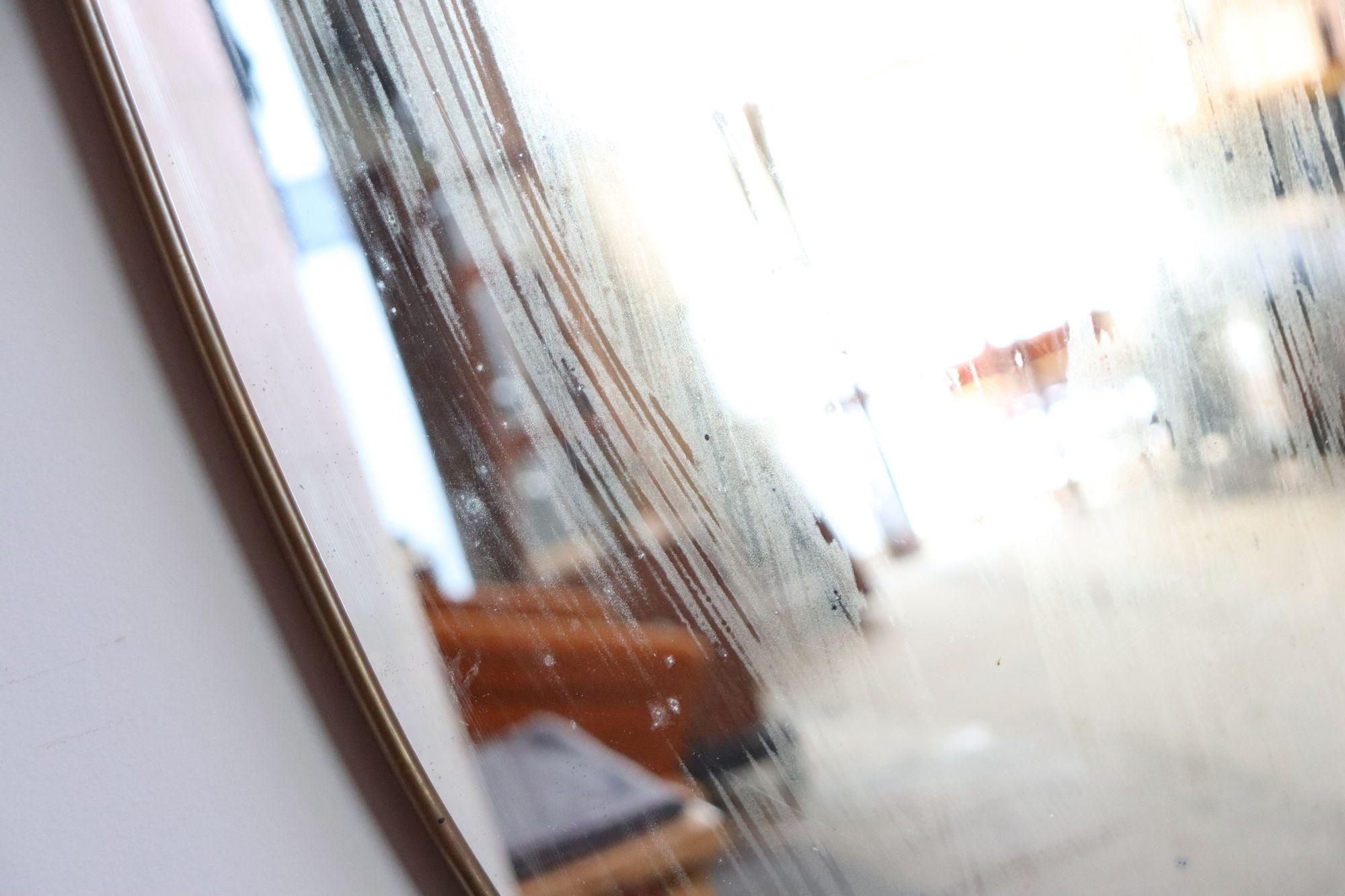 Miroir mural oblong italien vieilli avec cadre en laiton d'après Gio Ponti en vente 9