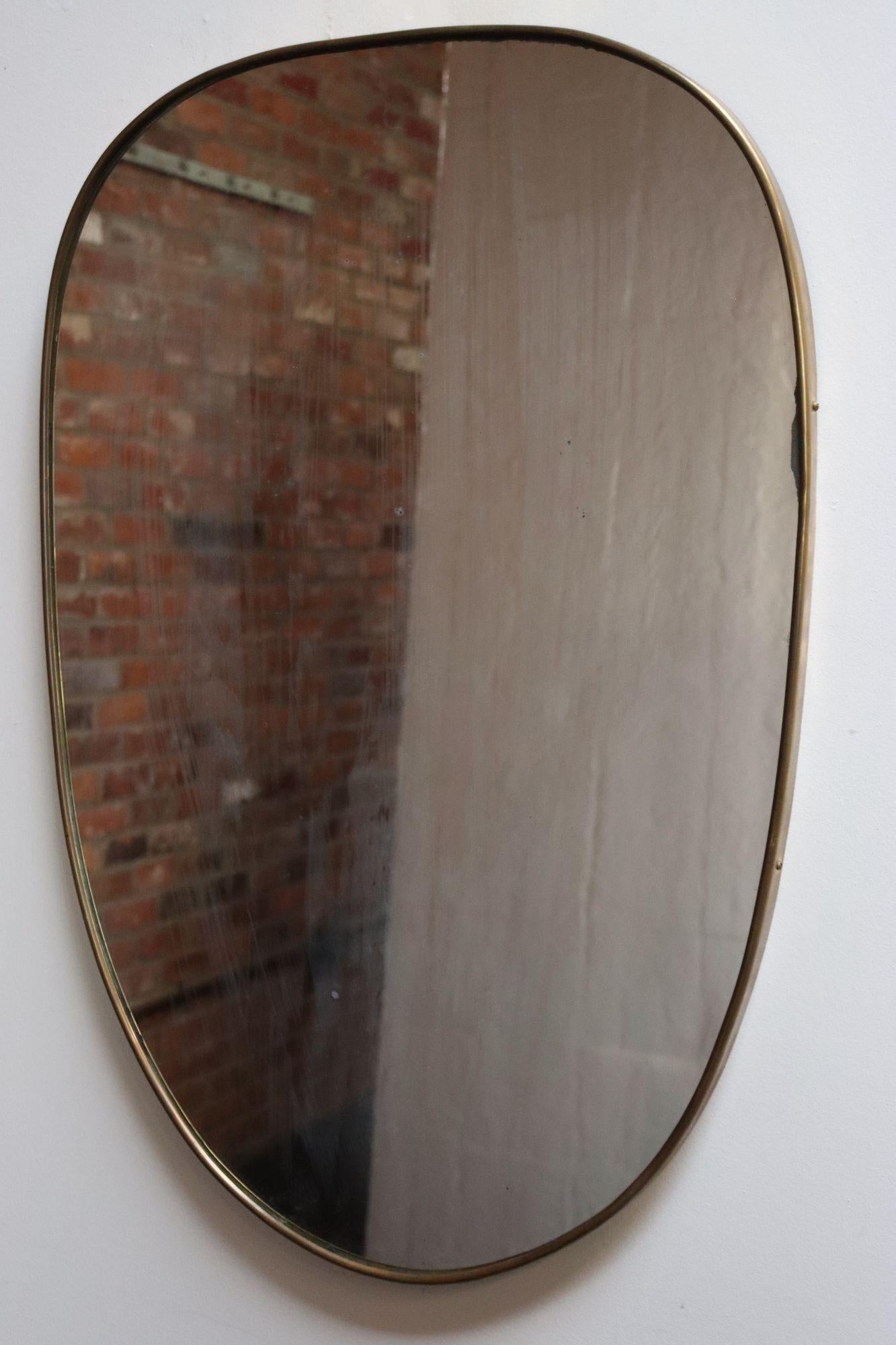 Miroir mural ovale oblong de style Gio Ponti avec verre inséré soutenu par un cadre en laiton (vers 1950, Italie).
Patine/légère usure du cadre en laiton. Le verre lui-même est vieilli - un désargentage modéré est présent, ce qui donne au miroir un