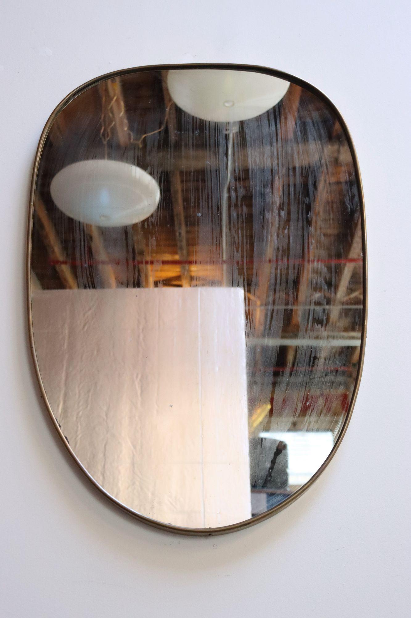 Mid-Century Modern Miroir mural oblong italien vieilli avec cadre en laiton d'après Gio Ponti en vente