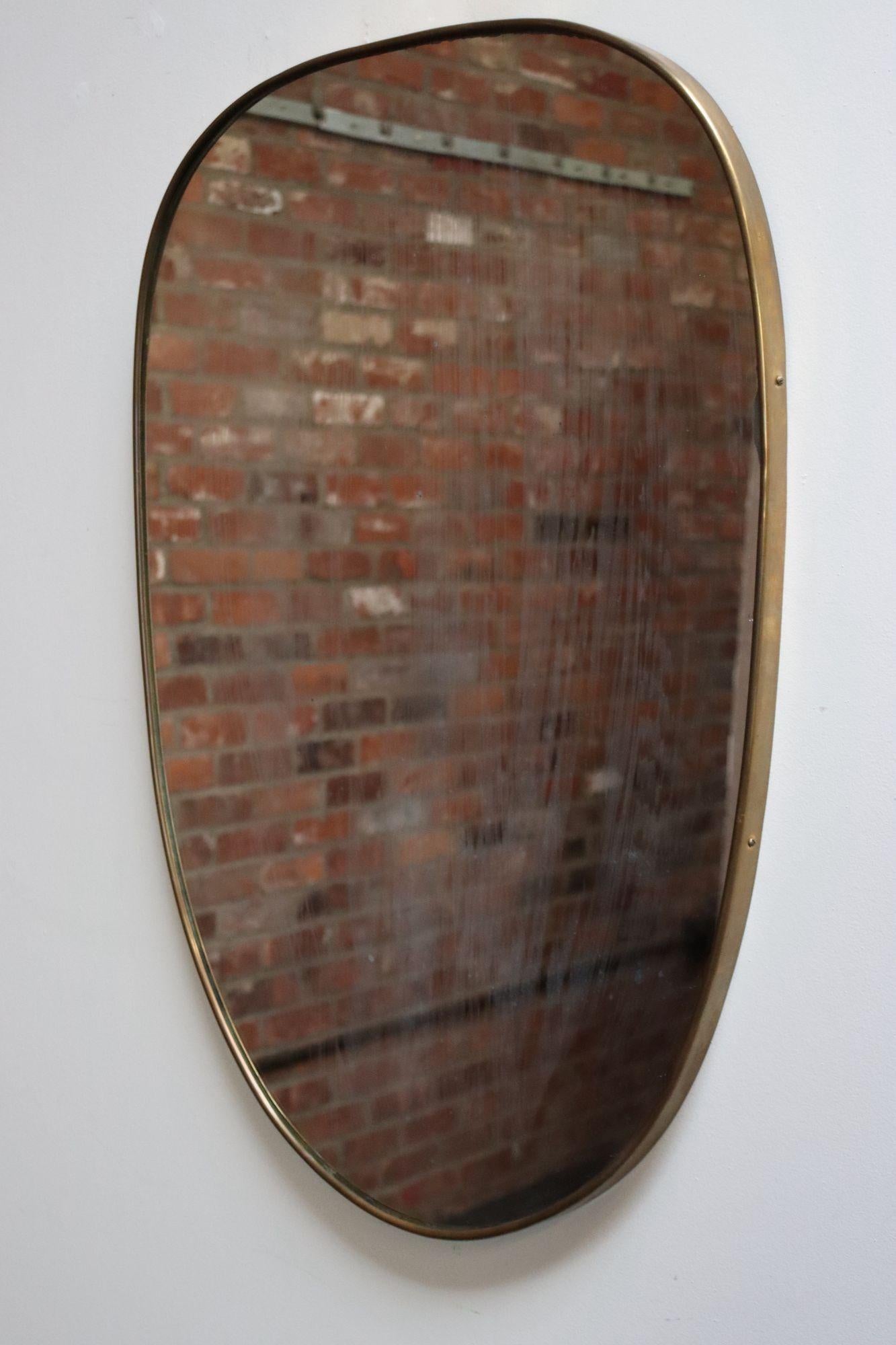 Miroir mural oblong italien vieilli avec cadre en laiton d'après Gio Ponti Abîmé - En vente à Brooklyn, NY