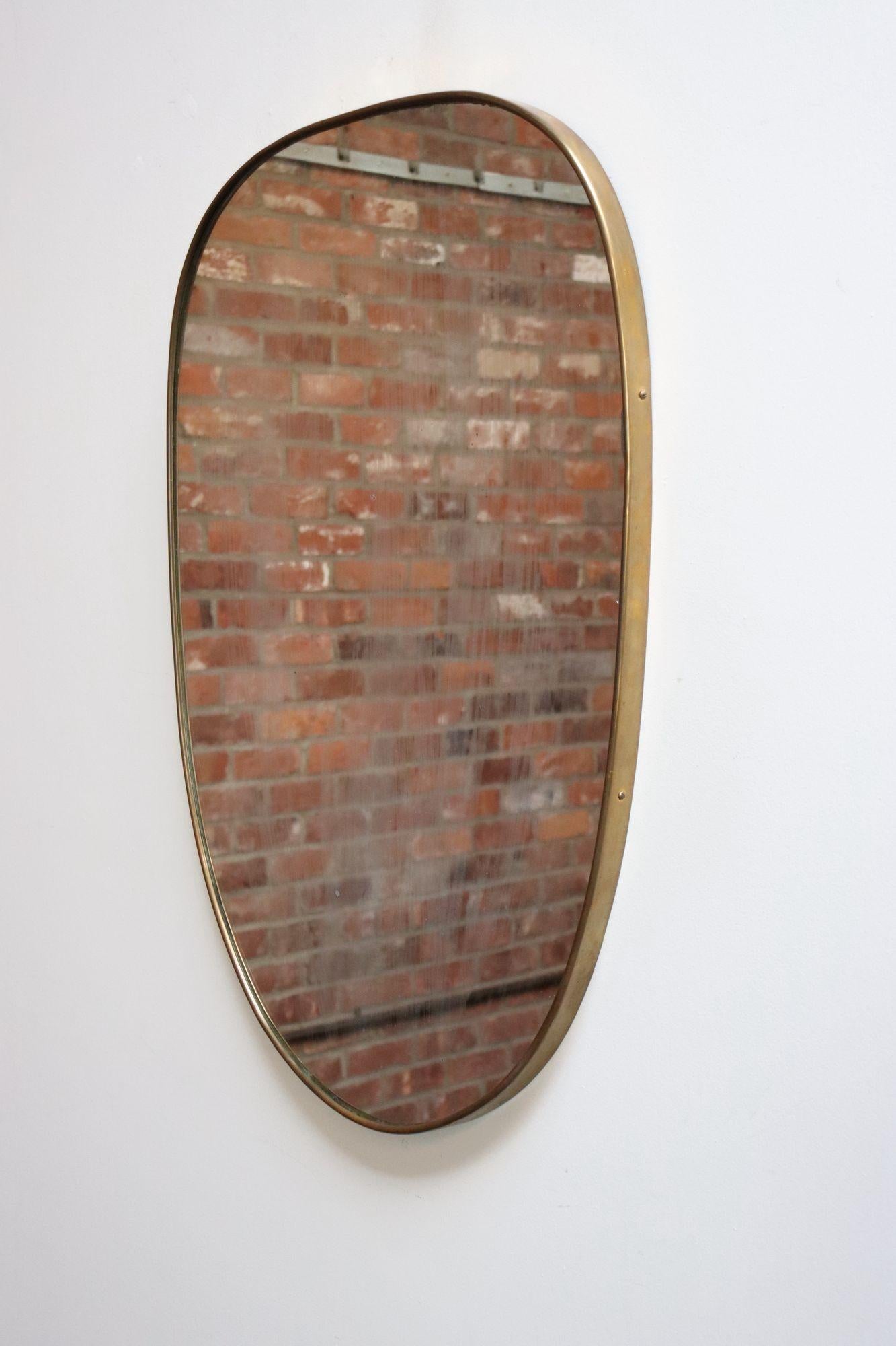 Milieu du XXe siècle Miroir mural oblong italien vieilli avec cadre en laiton d'après Gio Ponti en vente