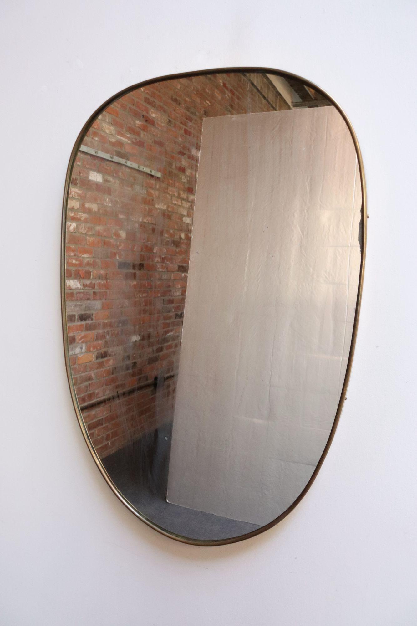 Laiton Miroir mural oblong italien vieilli avec cadre en laiton d'après Gio Ponti en vente