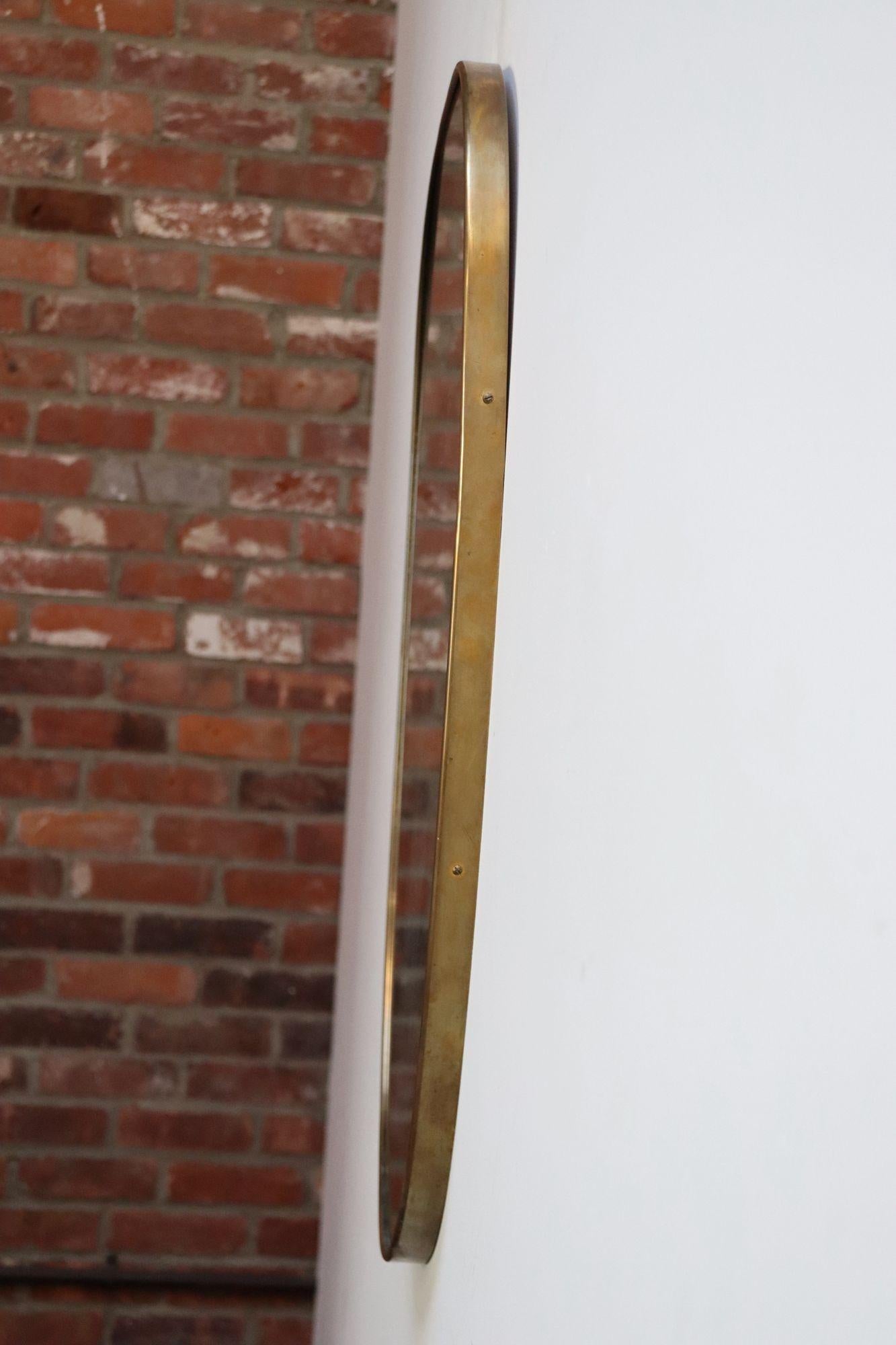 Miroir mural oblong italien vieilli avec cadre en laiton d'après Gio Ponti en vente 2