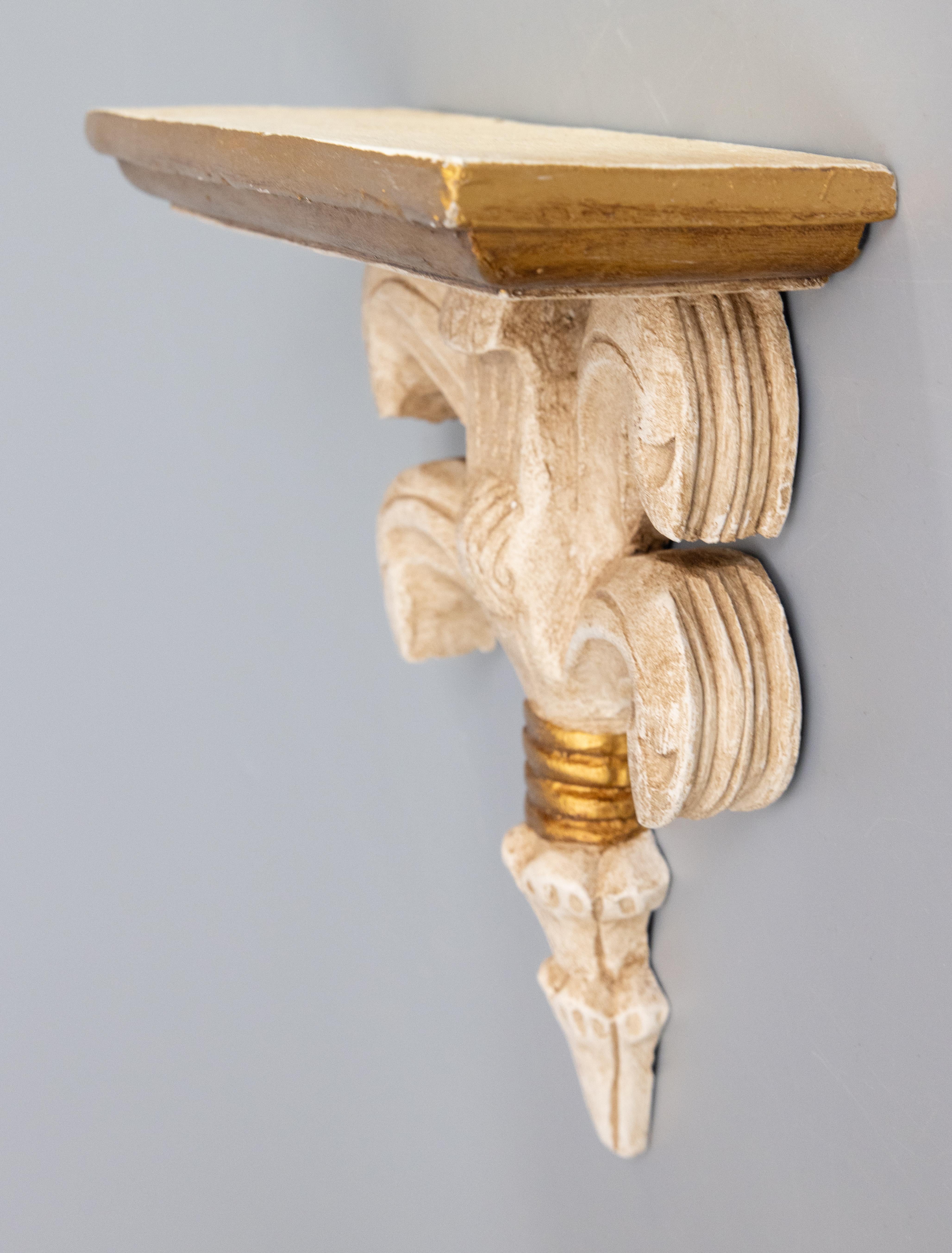 Vintage Italian Distressed Weiß und Gold Giltwood Wandhalterung Regal (Italienisch) im Angebot