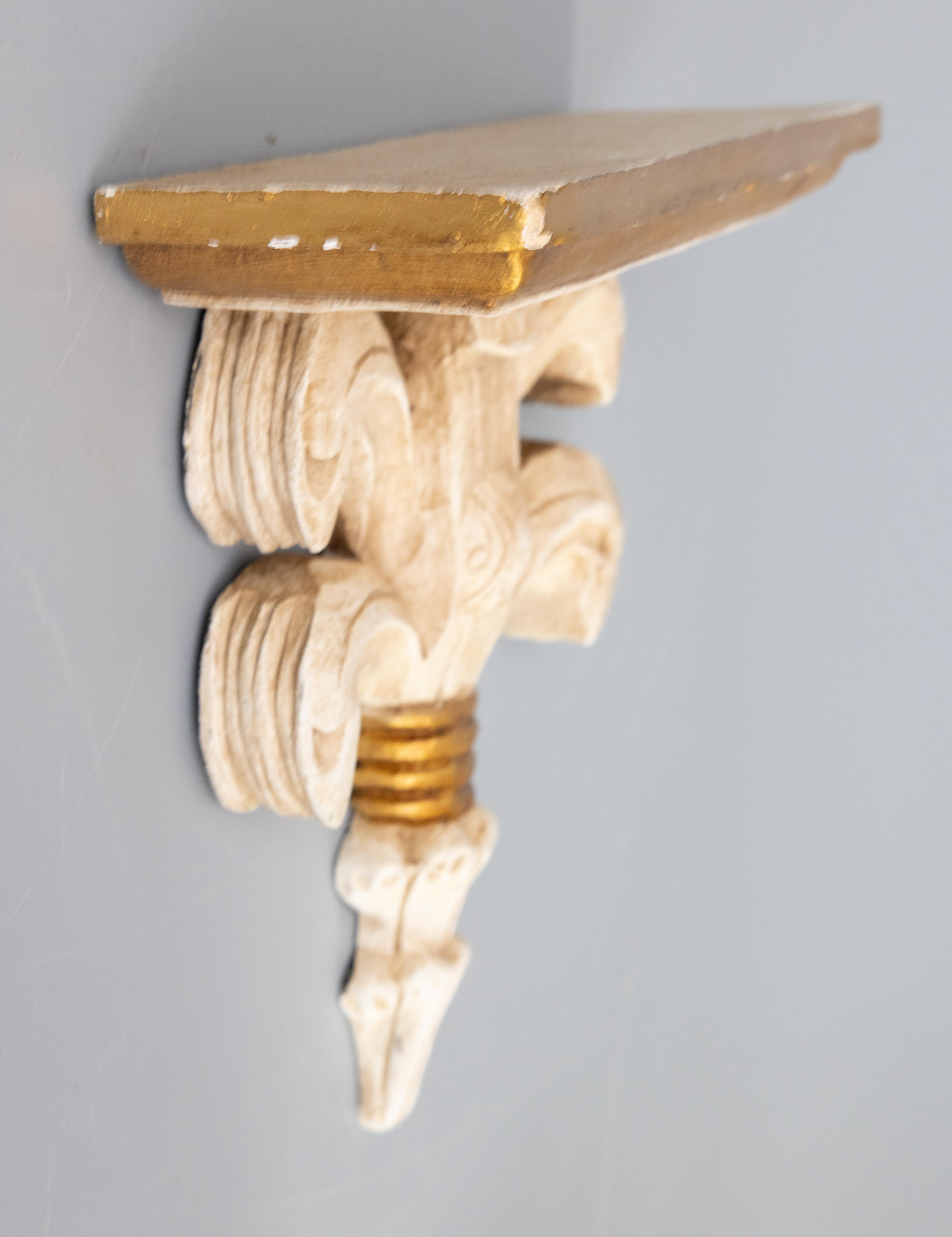 Vintage Italian Distressed Weiß und Gold Giltwood Wandhalterung Regal (Vergoldet) im Angebot