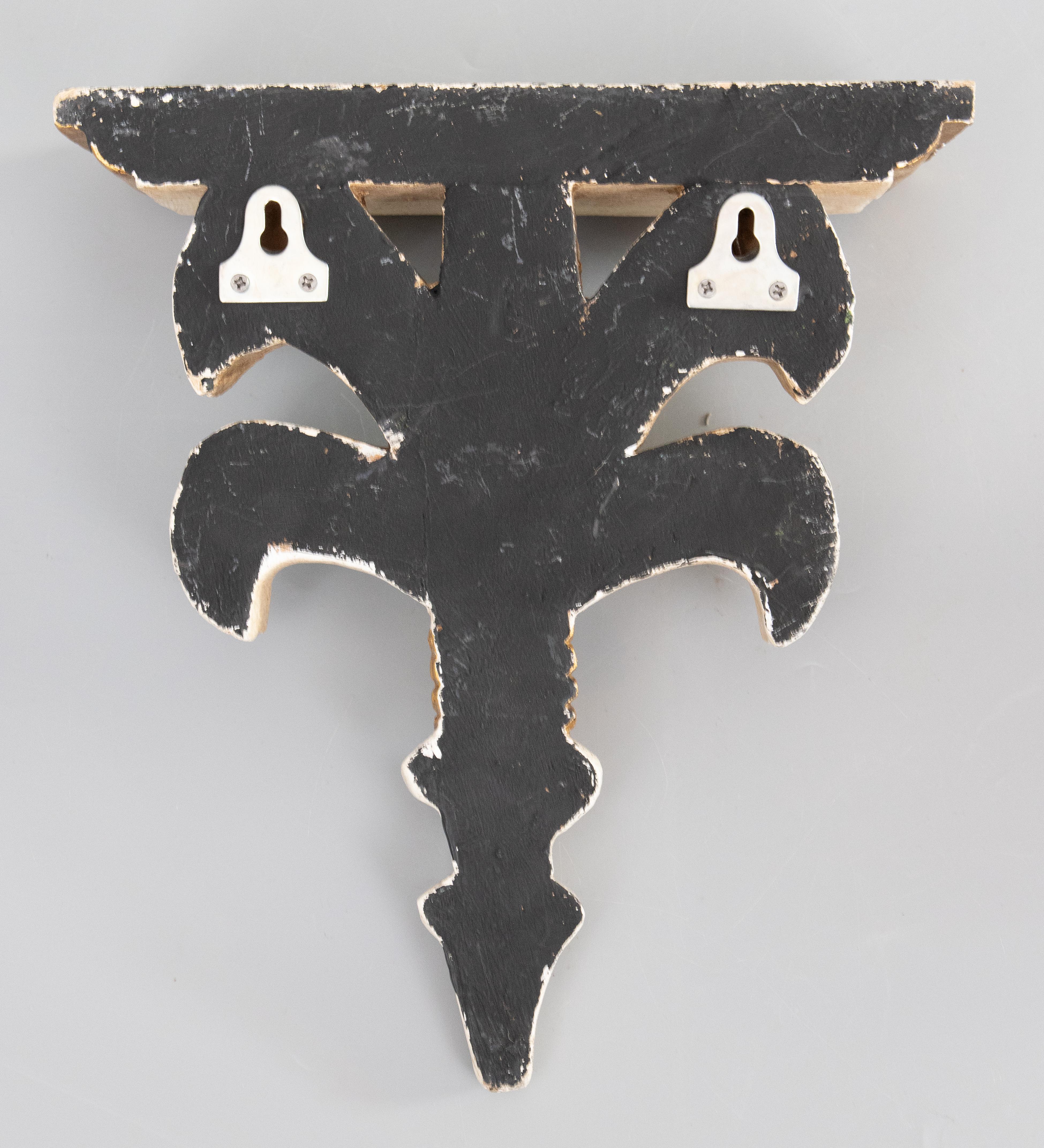 Vintage Italian Distressed Weiß und Gold Giltwood Wandhalterung Regal im Zustand „Gut“ im Angebot in Pearland, TX