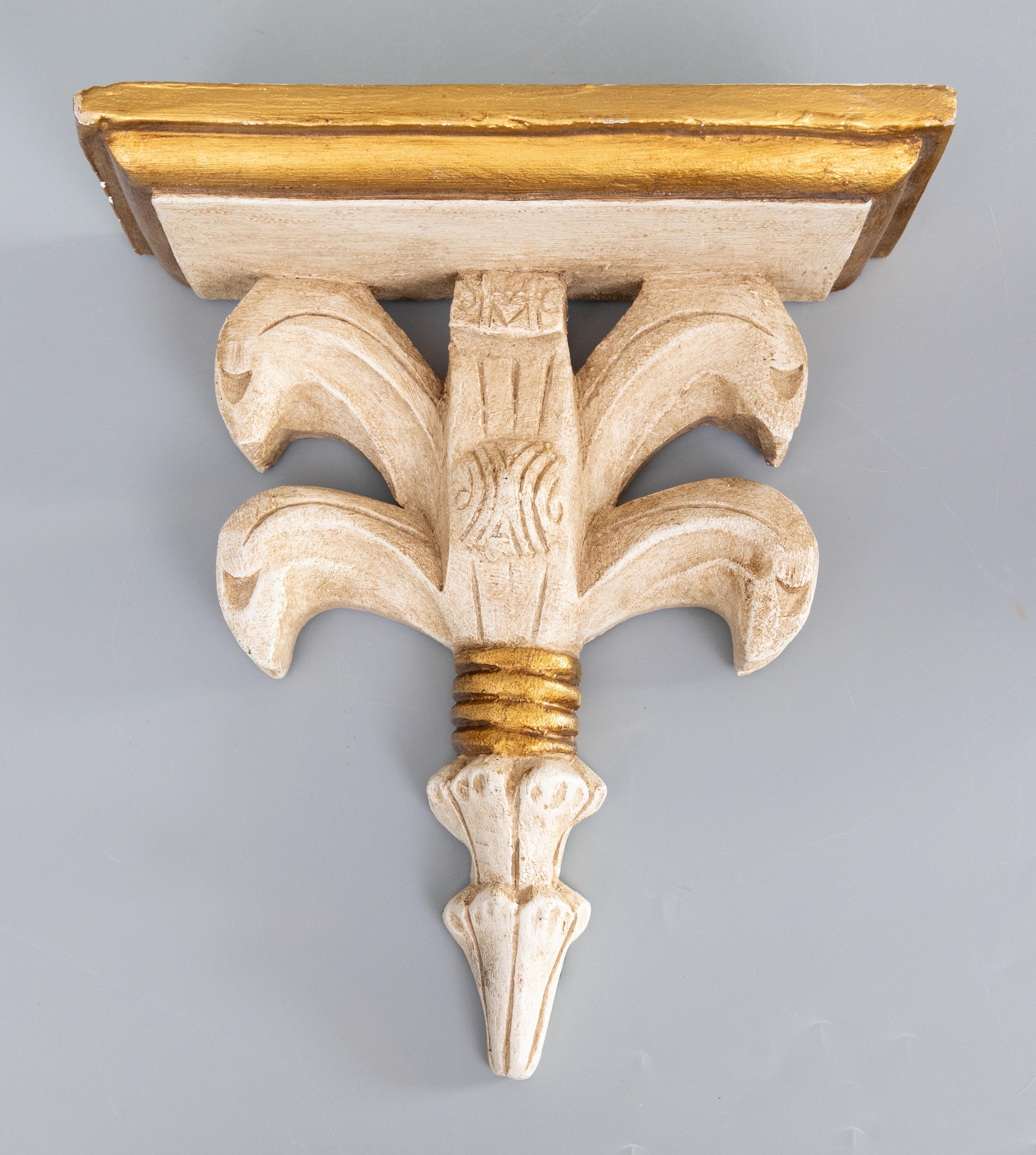 Vintage Italian Distressed Weiß und Gold Giltwood Wandhalterung Regal (20. Jahrhundert) im Angebot
