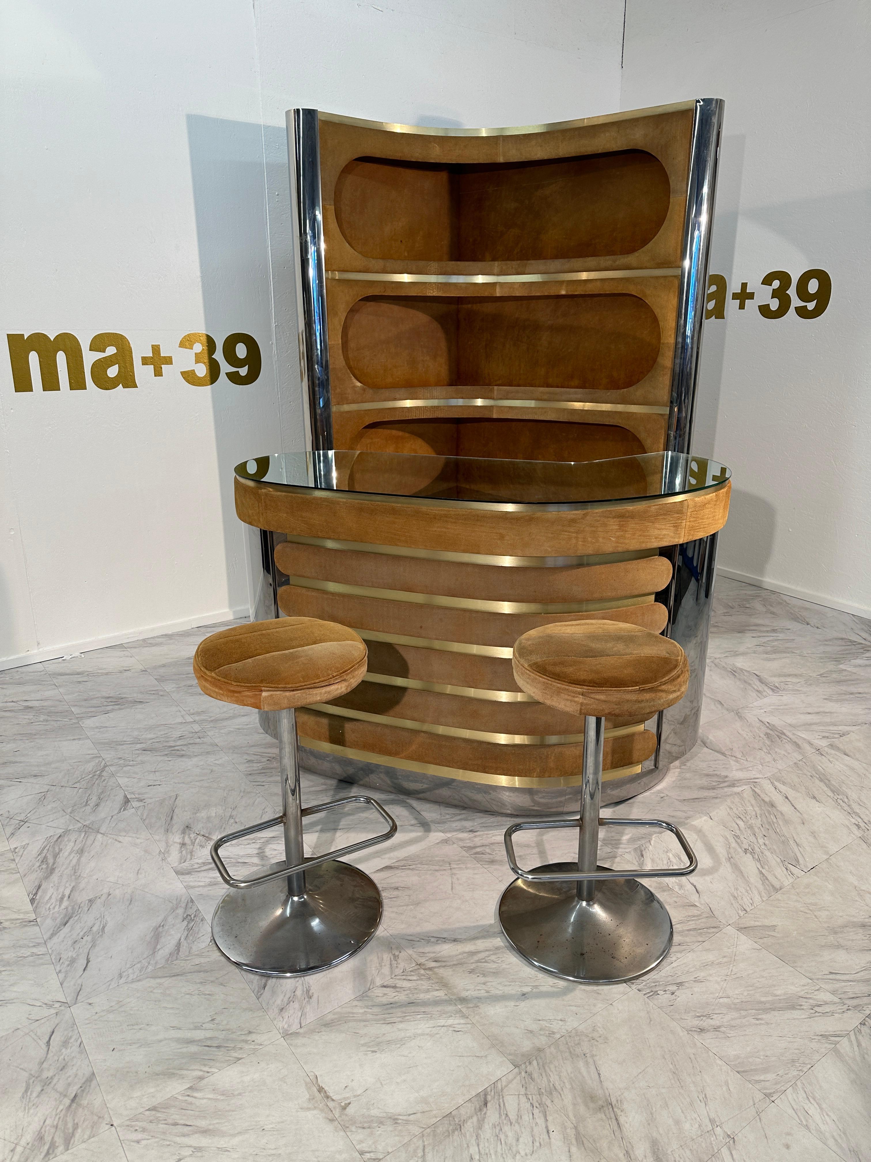 Concediti l'epitome del glamour degli anni '70 con questo raro e bellissimo dry bar vintage, testimonianza della bravura di Willy Rizzo nel design. Immergiti nel lusso con la sua pelle scamosciata marrone e le barre di metallo argentato, che creano