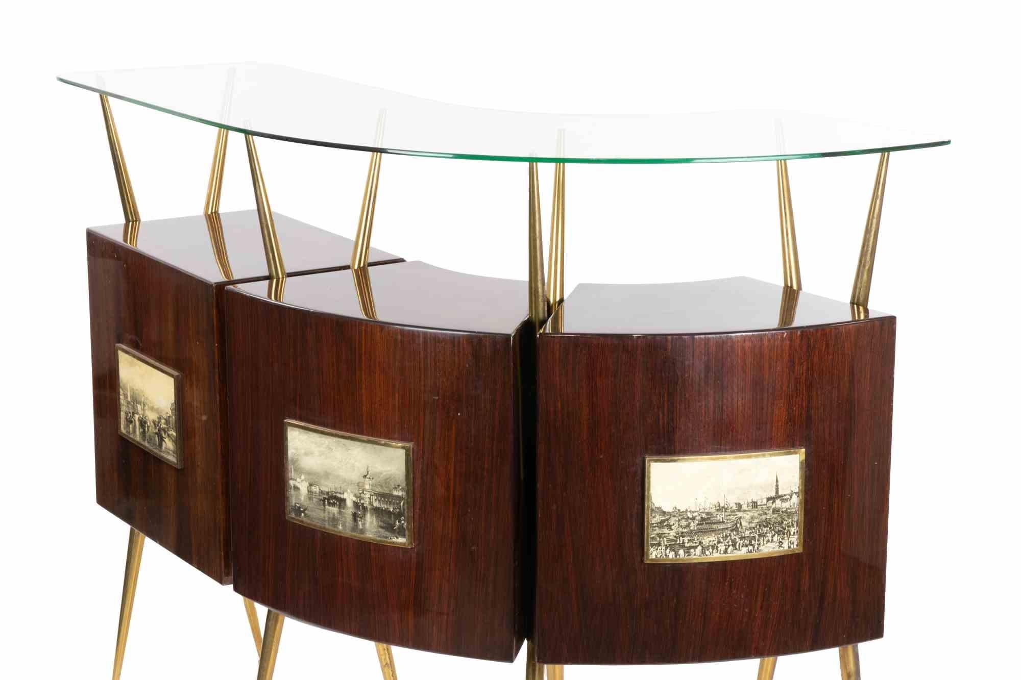 Le bar sec italien vintage est un bar italien moderne au design du milieu du siècle dans le style de Gio Ponti, vers les années 1950.
Laiton, métal, bois, céramique et verre.
Très bon état, avec de très légères marques d'âge
Ce magnifique meuble de
