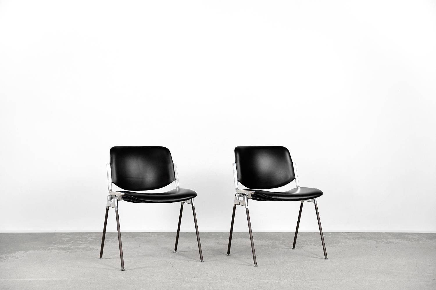 Cet ensemble de deux chaises DSC 106 a été conçu par Giancarla Piretti pour la société italienne Castelli en 1965. Il s'agit de l'un des modèles les plus connus des chaises de la marque et reste un objet au design innovant et attrayant. L'élégant