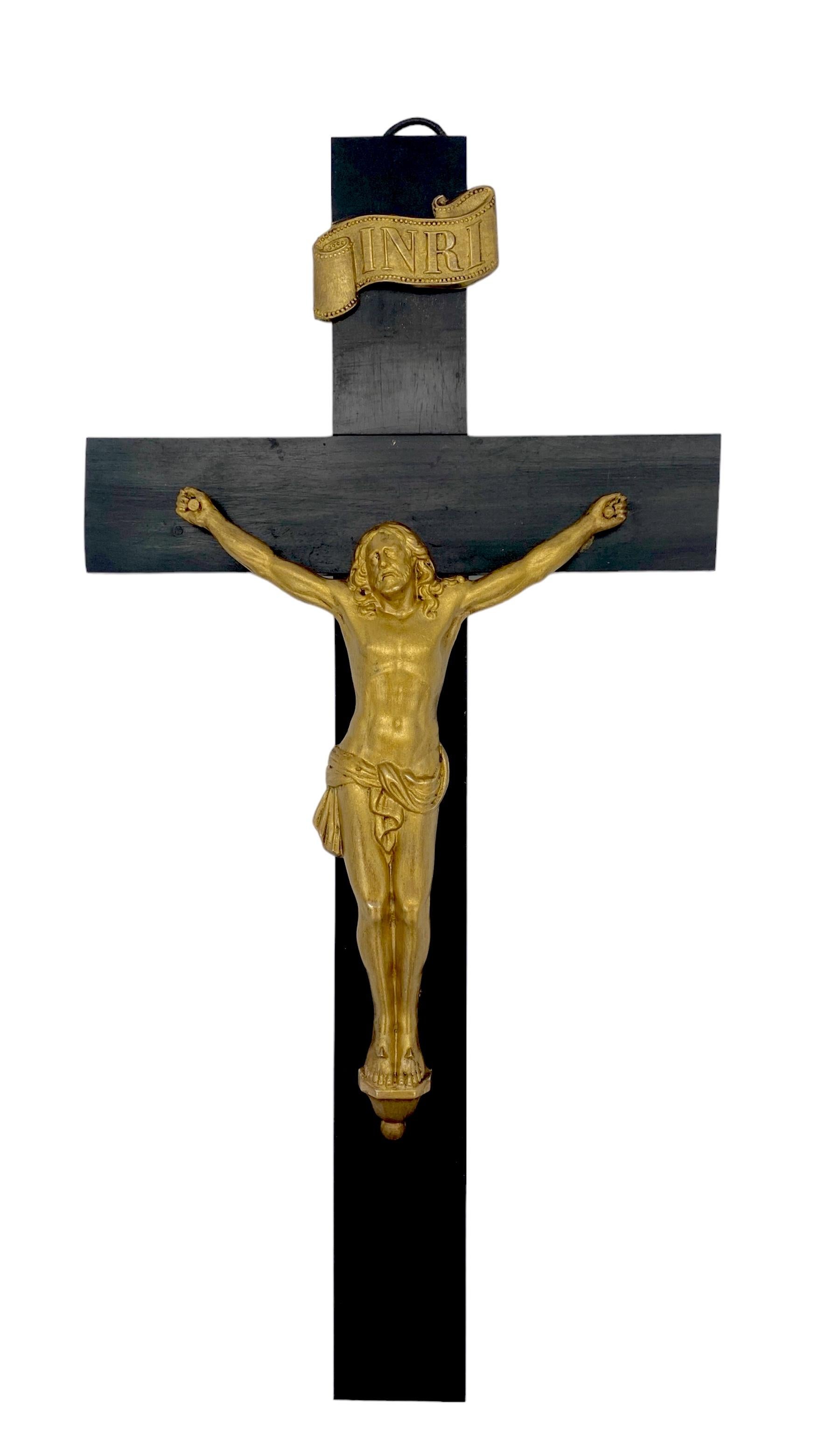 Croix/croix italienne vintage en bois ébénisé et métal doré
Italie, Circa 1950s 

Crucifix/Croix en bois ébonisé et métal doré, fabriqué en Italie dans les années 1950. Ce crucifix est de taille importante, mesurant 15 pouces de hauteur et 7,5