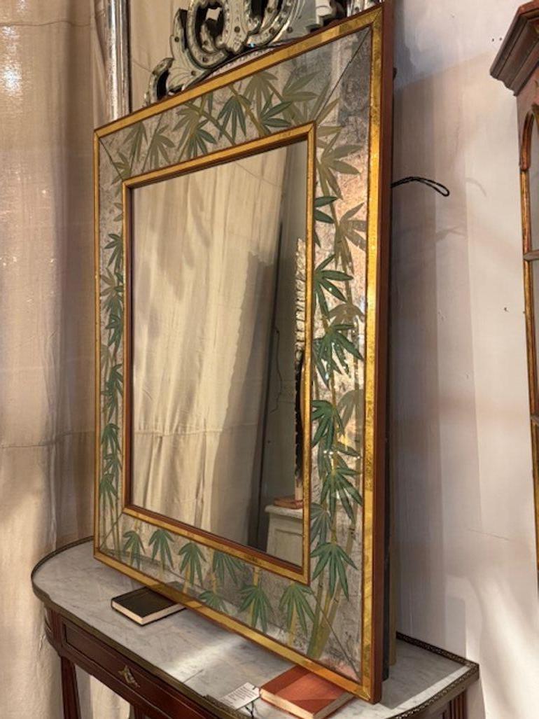 Le miroir de palme vintage italien de la manière de Jansen est une pièce luxueuse et élégante au design magnifique.  Fabriquée en Italie, cette pièce témoigne de la qualité de l'artisanat et de l'attrait intemporel du design italien. Circa