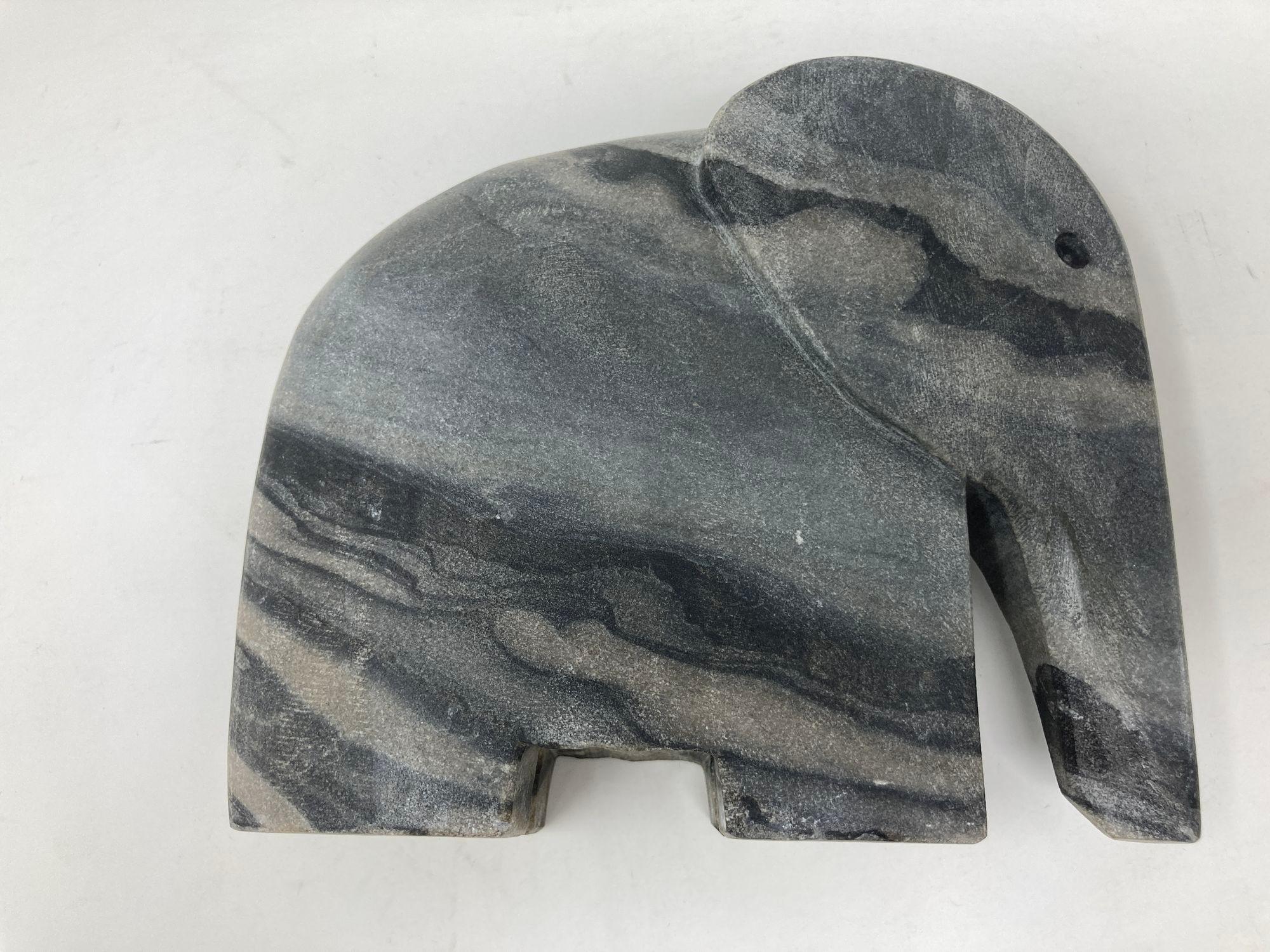 Elefante italiano d'epoca in marmo nero scolpito in pietra Figura stilizzata 1970 in vendita 2