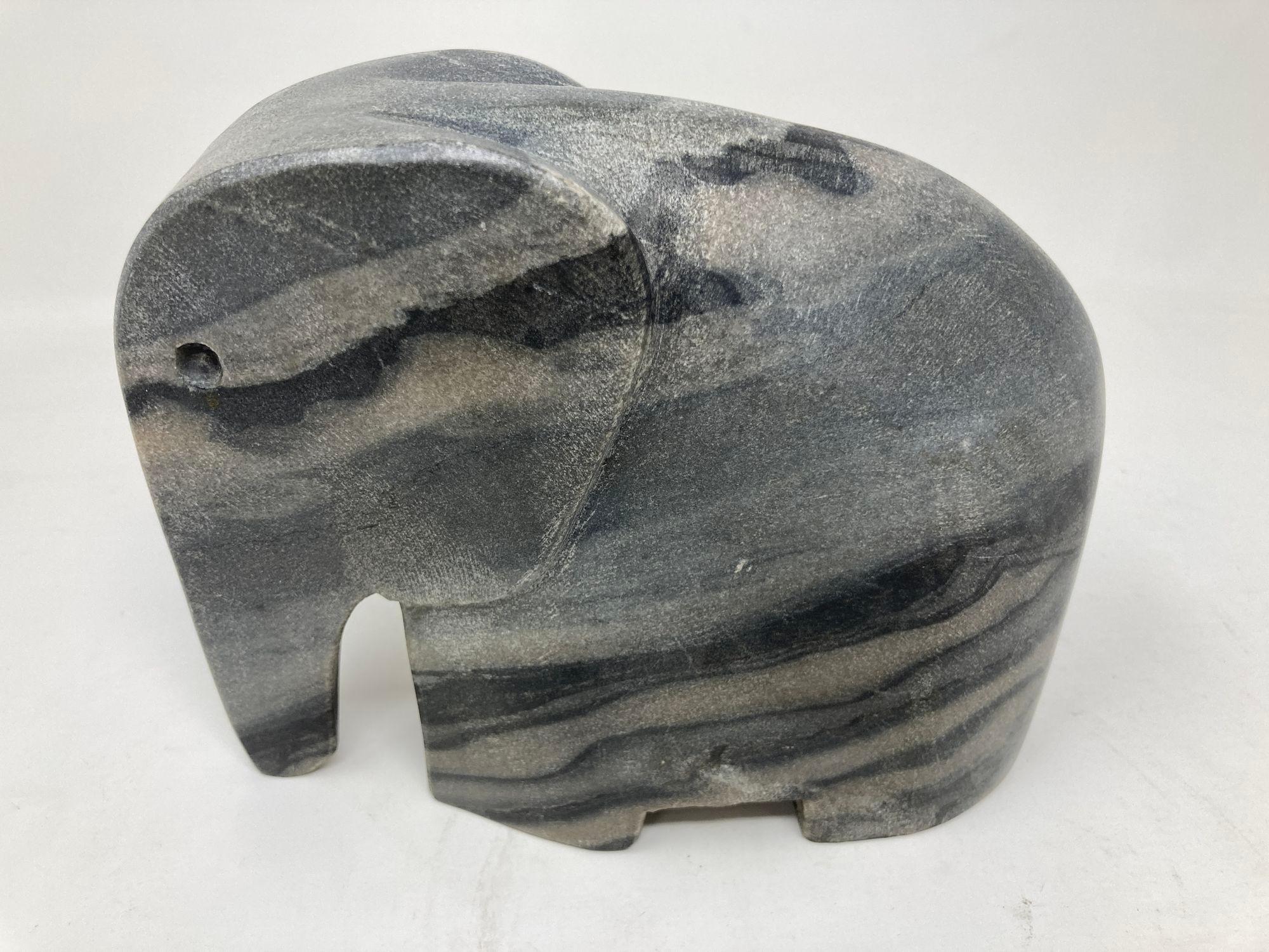 Elefante italiano vintage in marmo nero scolpito a mano con figura stilizzata.
Scultura astratta in pietra nera scolpita a mano a forma di elefante.
Uno splendido pezzo di arredamento vintage che cattura l'essenza dell'artigianato italiano e del