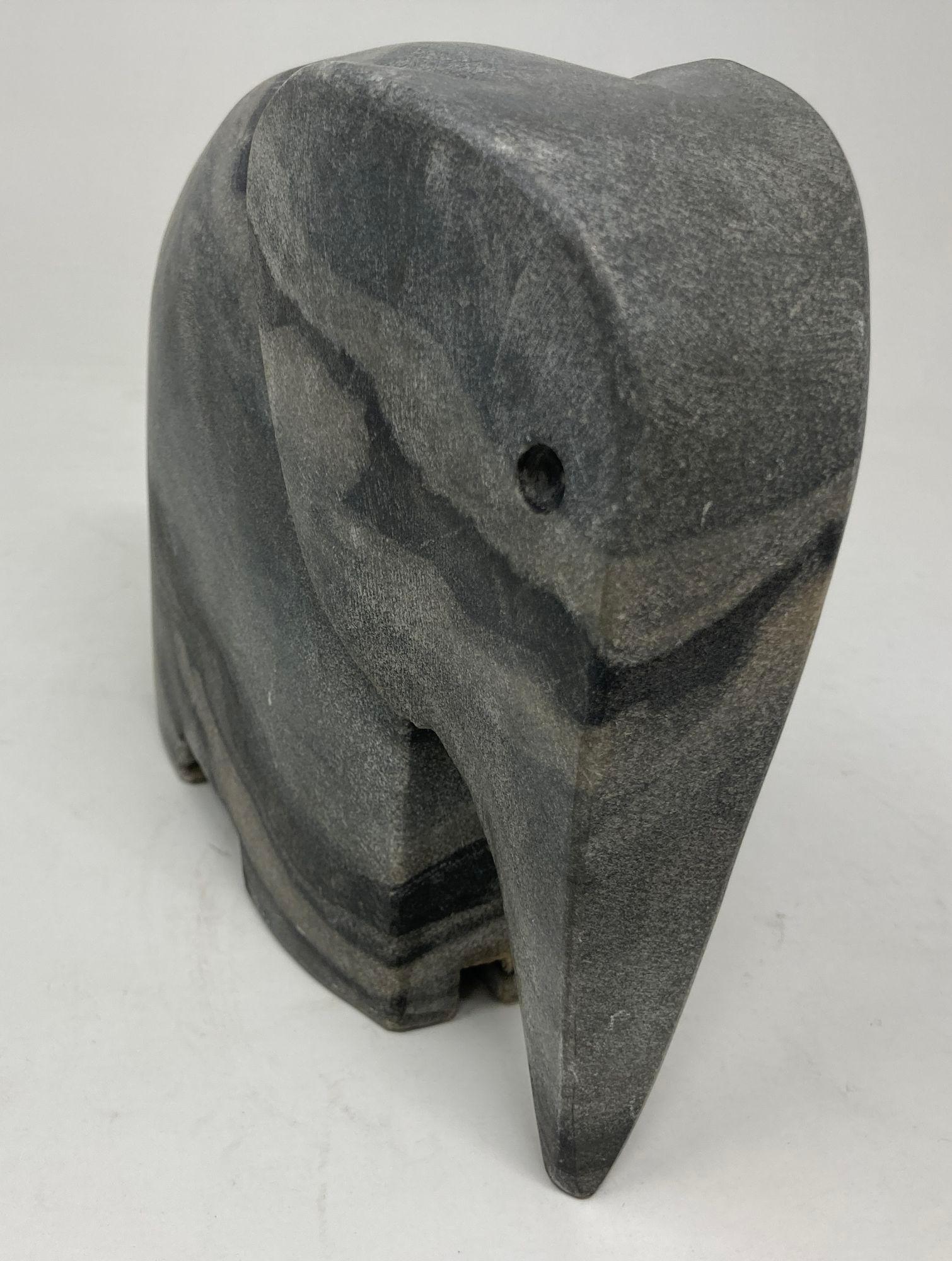 Italiano Elefante italiano d'epoca in marmo nero scolpito in pietra Figura stilizzata 1970 in vendita