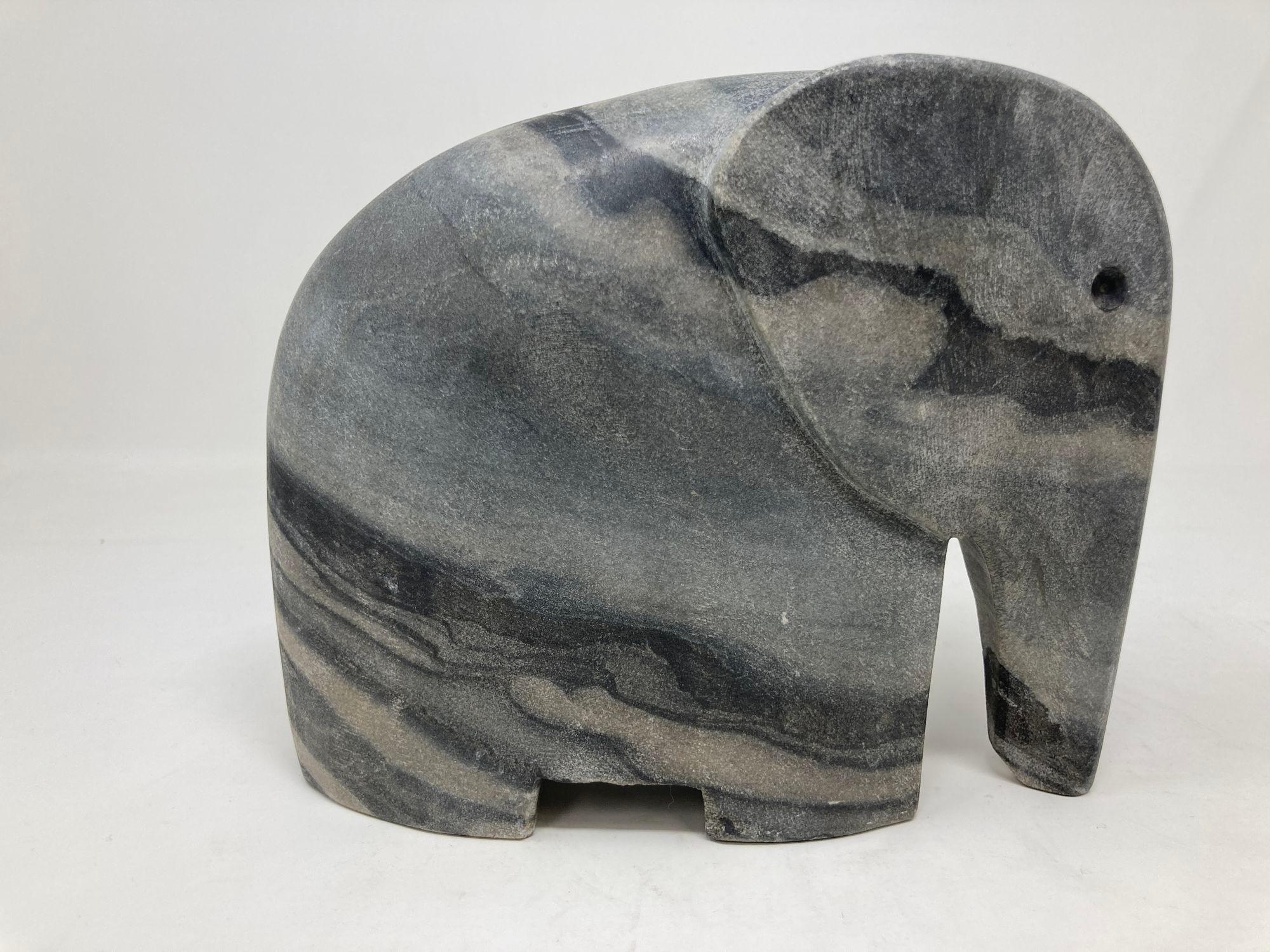 Elefante italiano d'epoca in marmo nero scolpito in pietra Figura stilizzata 1970 In condizioni buone in vendita a North Hollywood, CA