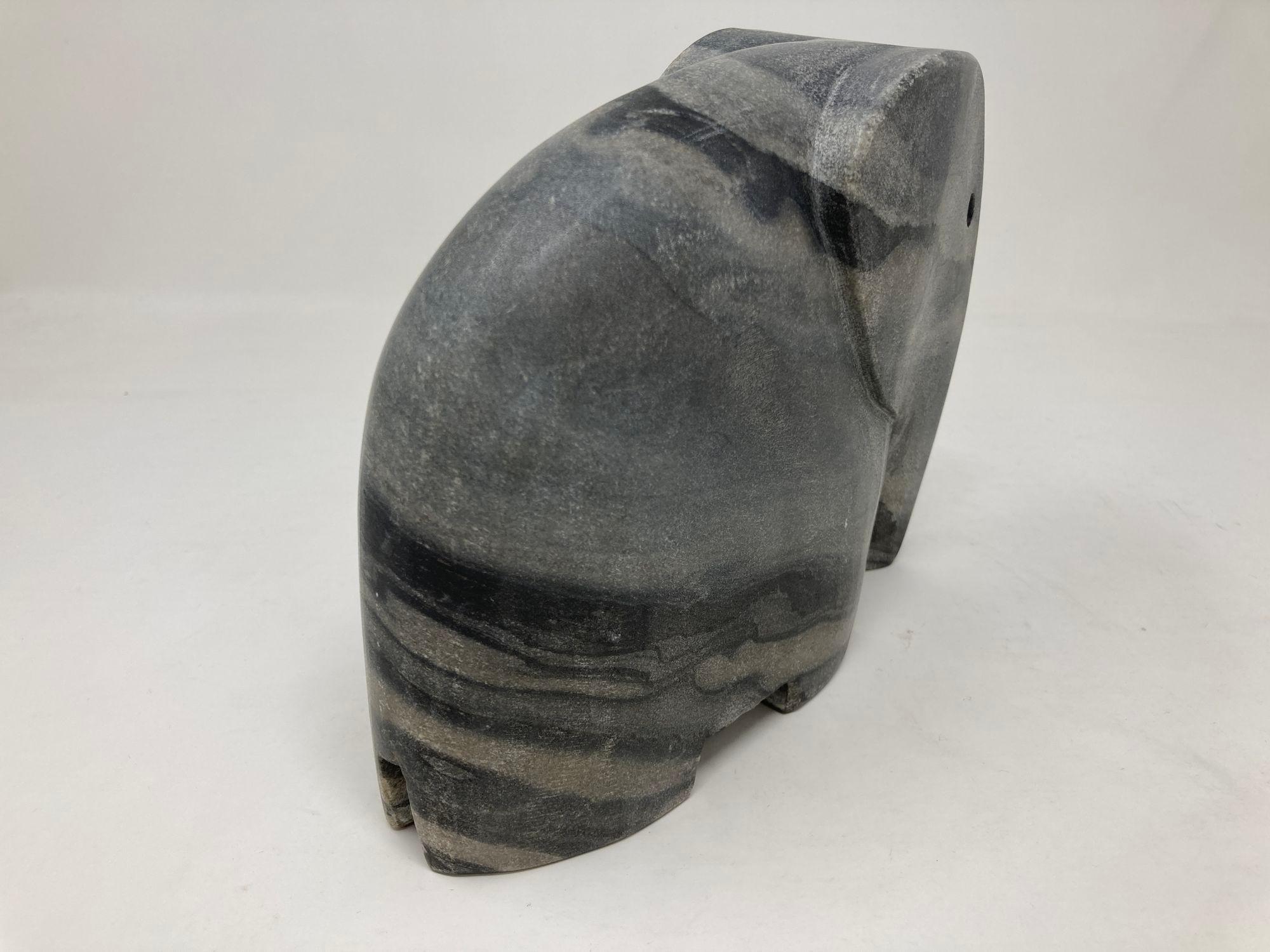 XX secolo Elefante italiano d'epoca in marmo nero scolpito in pietra Figura stilizzata 1970 in vendita