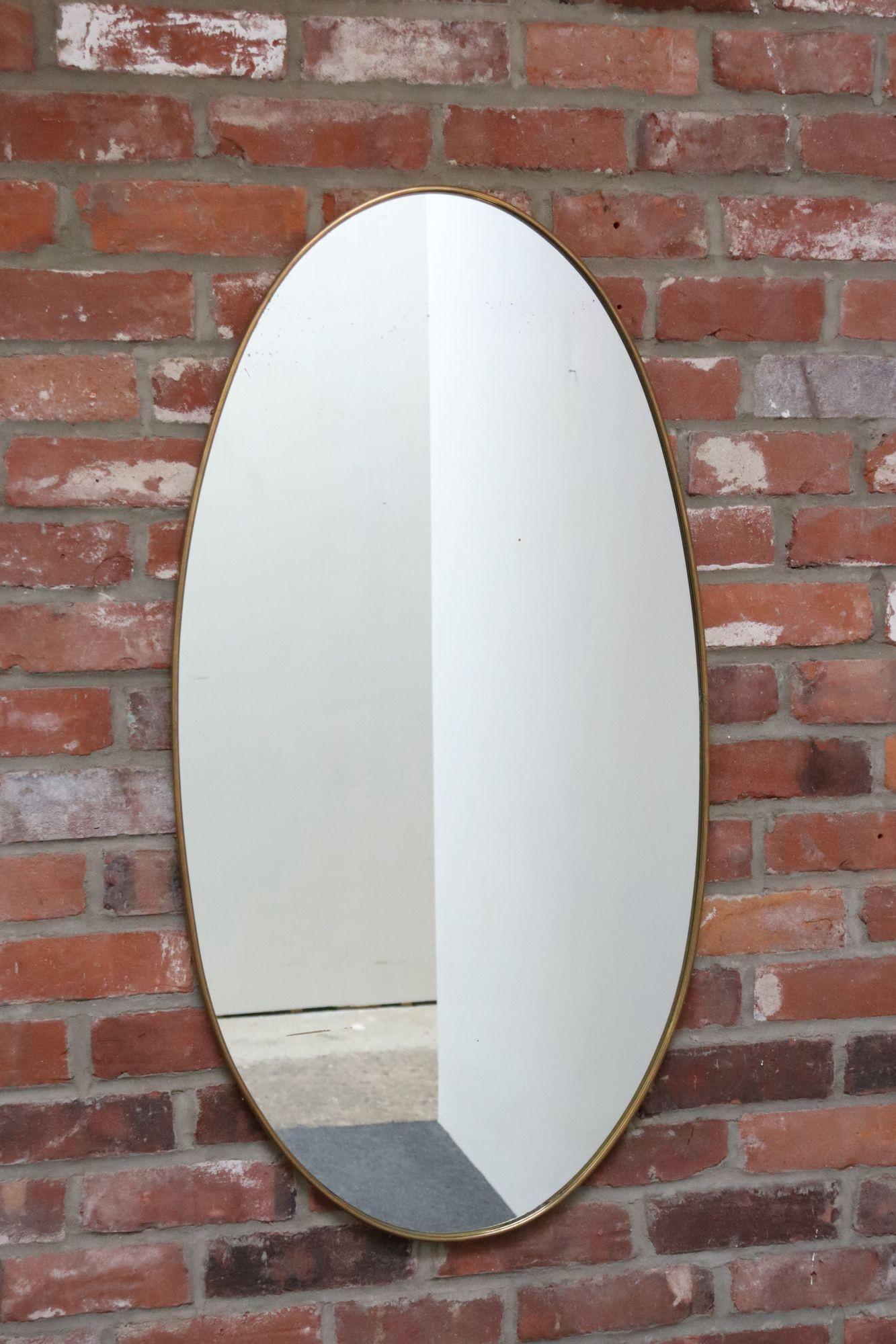 Miroir mural elliptique italien vintage avec cadre en laiton d'après Gio Ponti Bon état - En vente à Brooklyn, NY