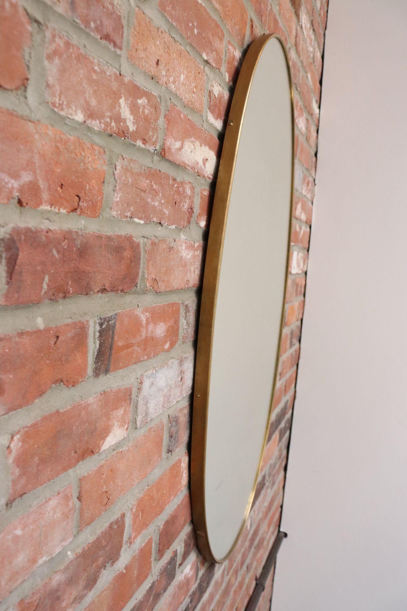 Milieu du XXe siècle Miroir mural elliptique italien vintage avec cadre en laiton d'après Gio Ponti en vente