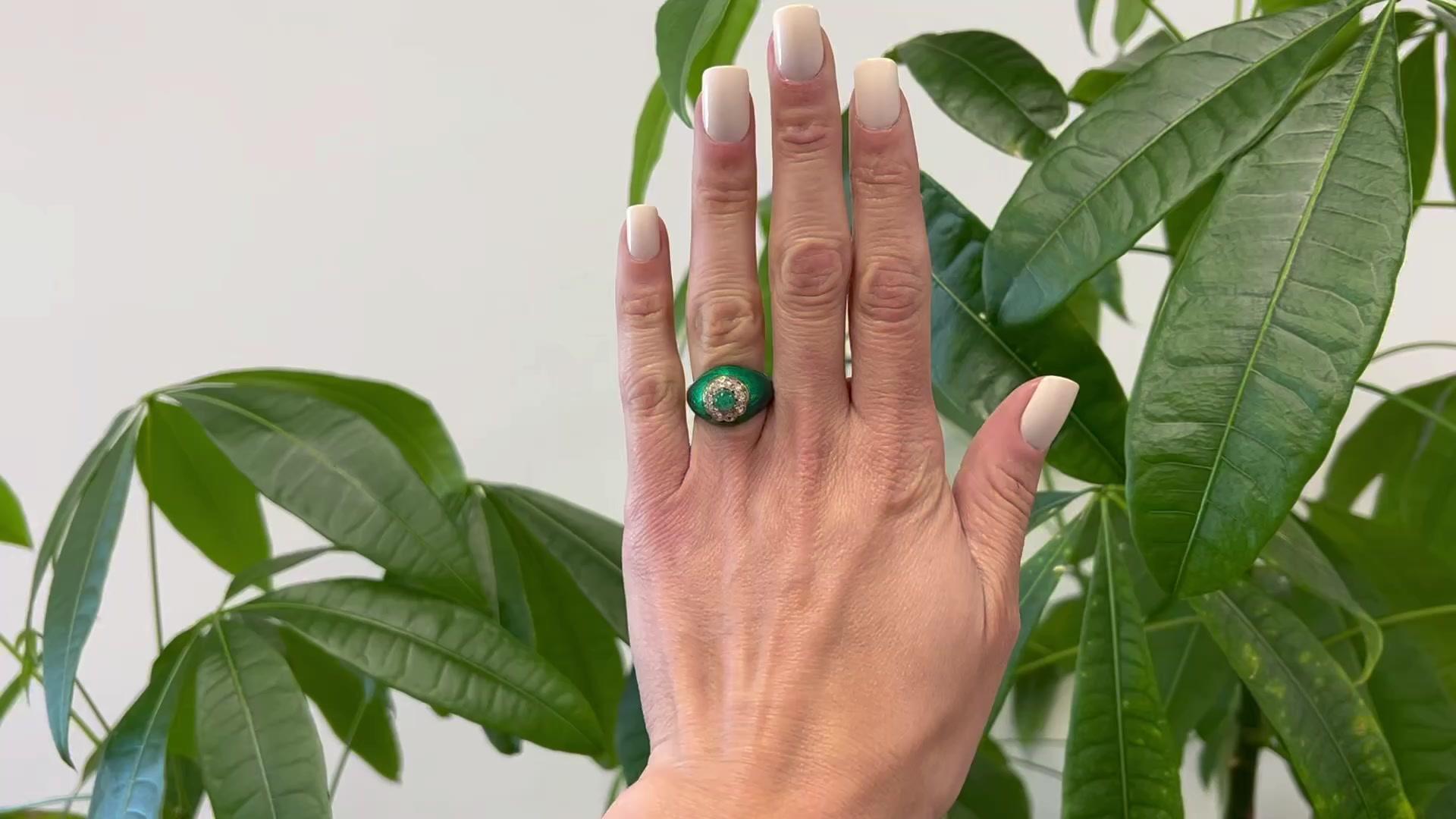 Ein Vintage Italienisch Smaragd und Diamant 18k Gelbgold grün Emaille Kuppel Ring. Mit einem Smaragd im Cabochon-Schliff mit einem Gewicht von etwa 0,60 Karat. Akzentuiert durch 10 Diamanten im Einzelschliff mit einem Gesamtgewicht von ca. 0,35