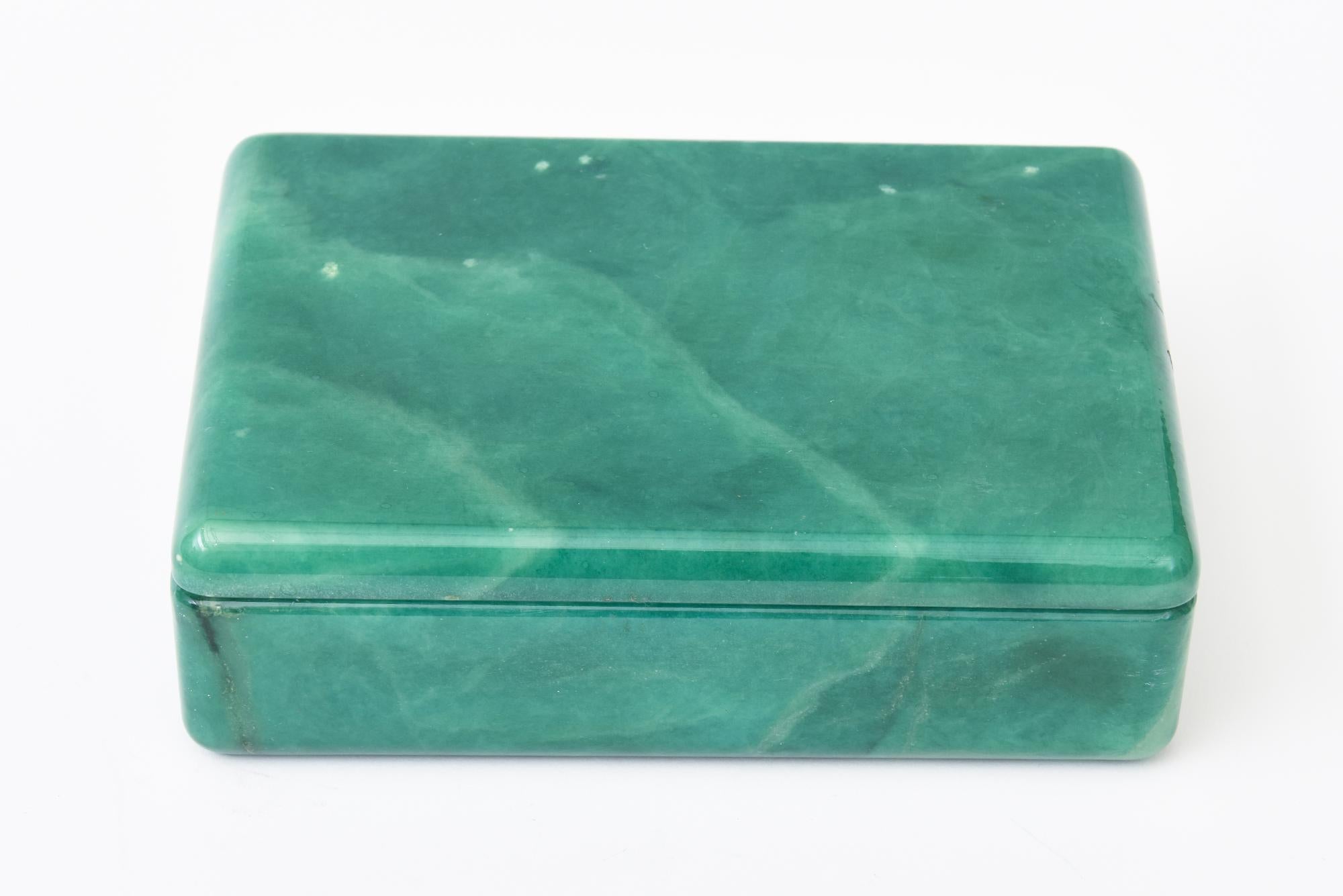Questo ricco cofanetto italiano d'epoca in alabastro verde smeraldo a volute è girevole. Risale alla fine degli anni '60. Il colore dell'alabastro è bellissimo.
L'etichetta originale made in Italy è caduta mentre la stavamo pulendo. La scatola