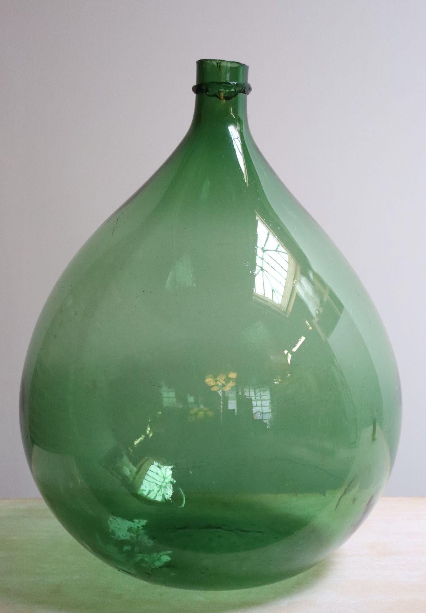 20th Century Vintage Italian Emerald Green Blown Glass Teardrop-Form Demijohn Carboy For Sale
