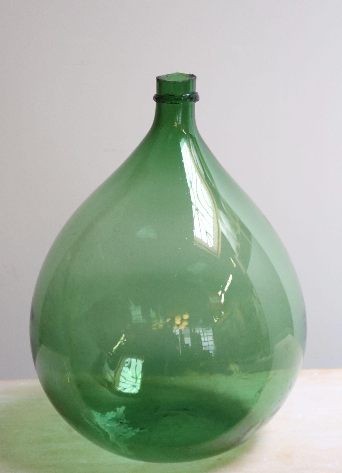Vintage Italian Emerald Green Blown Glass Teardrop-Form Demijohn Carboy For Sale 1