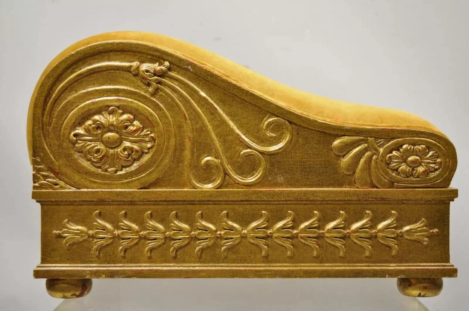 Vintage Italian Empire Style Gold Giltwood Swedish Gout Stool Footstool Ottoman. Item Features Bun Füße, Massivholz Konstruktion, Gold vergoldet notleidenden Finish, schön geschnitzten Details, großen Stil und Form. CIRCA Spätes 20. Jahrhundert.