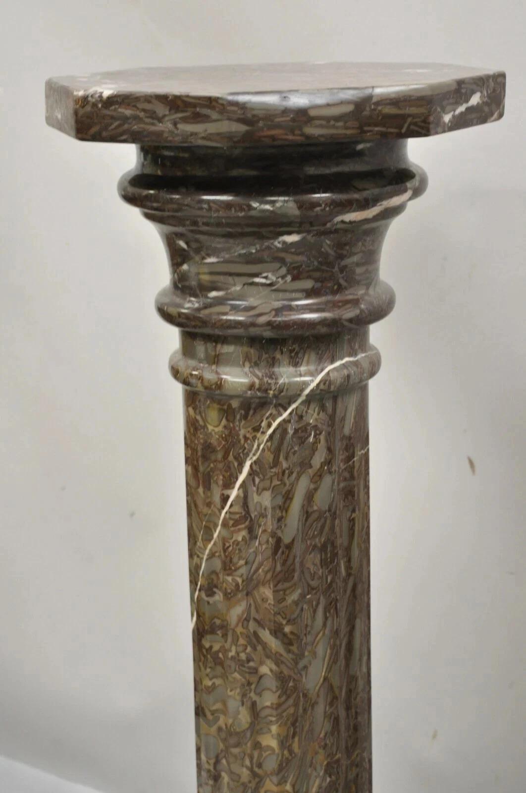 Envíanos un mensaje con tu código postal para solicitar un presupuesto de envío nacional más razonable.

Jardinera de columna con pedestal de resina y mármol púrpura marrón de estilo Imperio italiano vintage. El artículo está fabricado en 3 partes