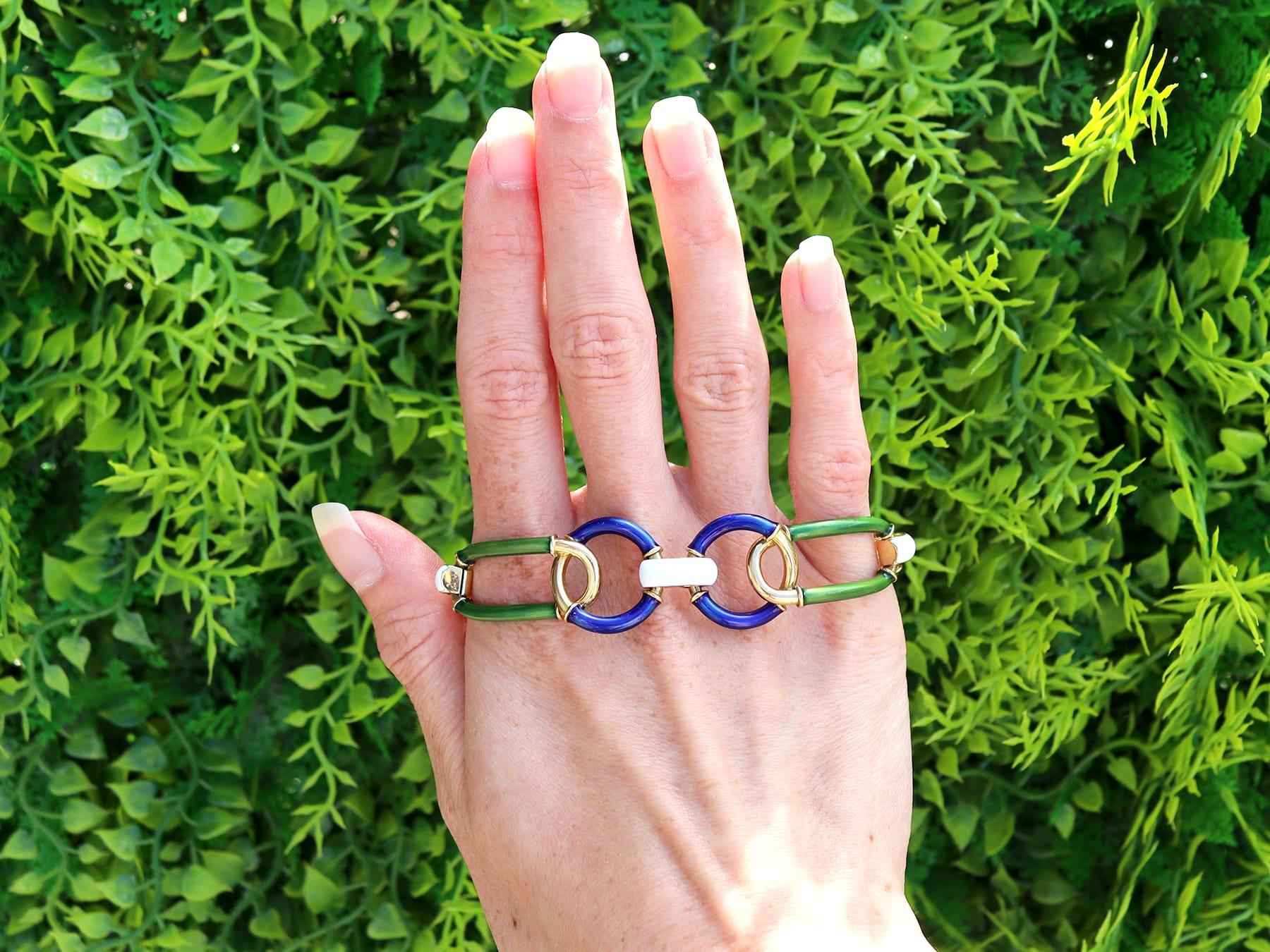 Ein atemberaubendes, feines und beeindruckendes Armband aus italienischem Email und 18-karätigem Gelbgold; Teil unserer vielfältigen Vintage-Schmuck- und Nachlass-Schmuckkollektionen.

Dieses feine und beeindruckende Vintage-Armband wurde aus 18