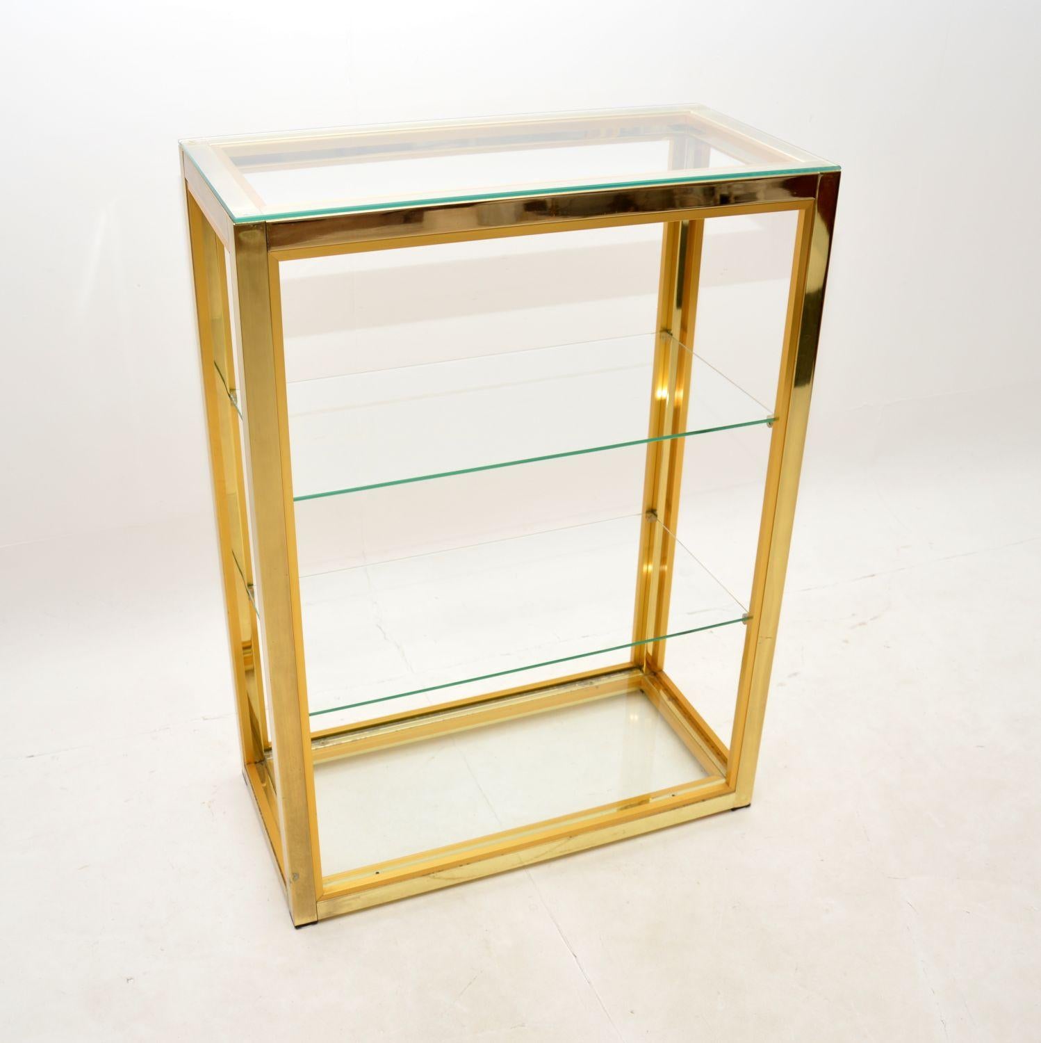 Une superbe vitrine italienne vintage de Zevi. Conçue par Renato Zevi, elle a été fabriquée en Italie dans les années 1970.

Il s'agit de la version la moins courante en finition entièrement dorée, c'est de l'aluminium plaqué laiton. La qualité est