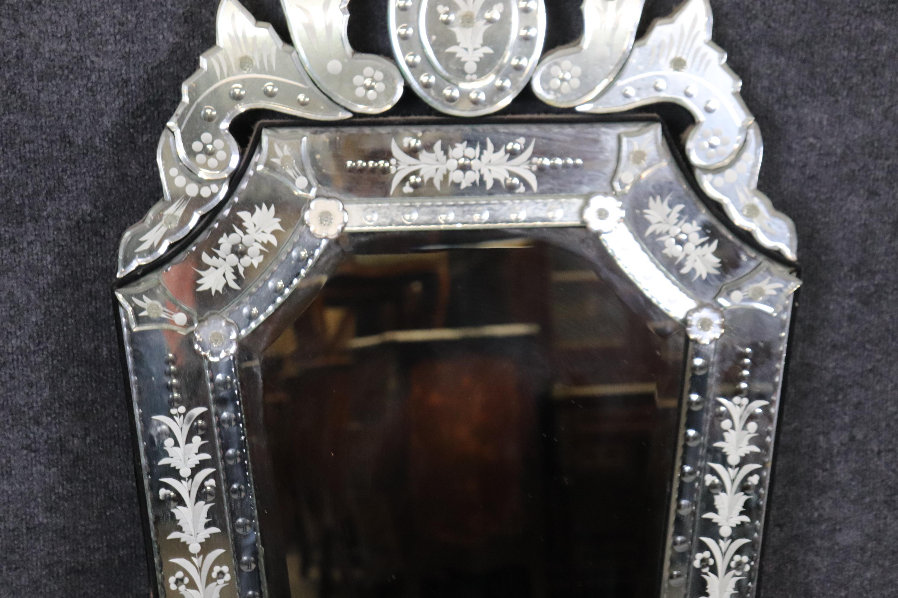 Sculpté Vintage Italian Glass Etched Venetian Mirror (Miroir vénitien en verre gravé) en vente