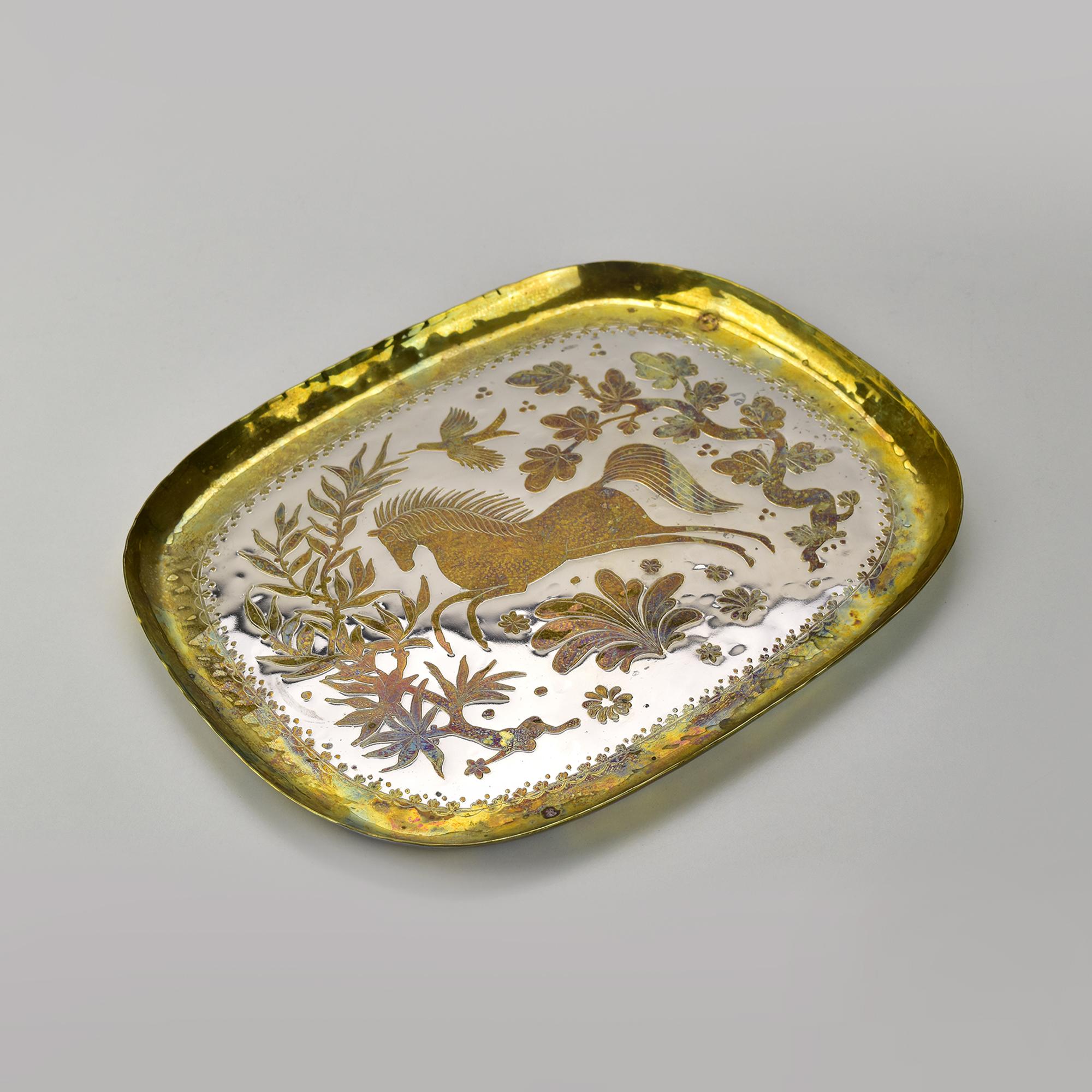 Bandeja italiana vintage parcialmente plateada hecha a mano con estampado de caballo Moderno de mediados de siglo en venta