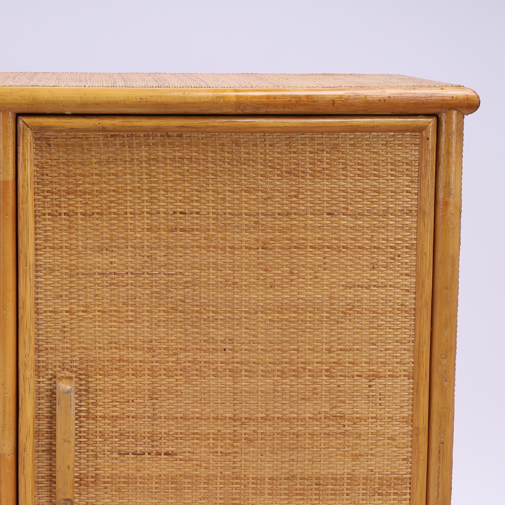 Tessuto vegetale Credenza o credenza italiana d'epoca in finto bambù e tela d'erba in vendita
