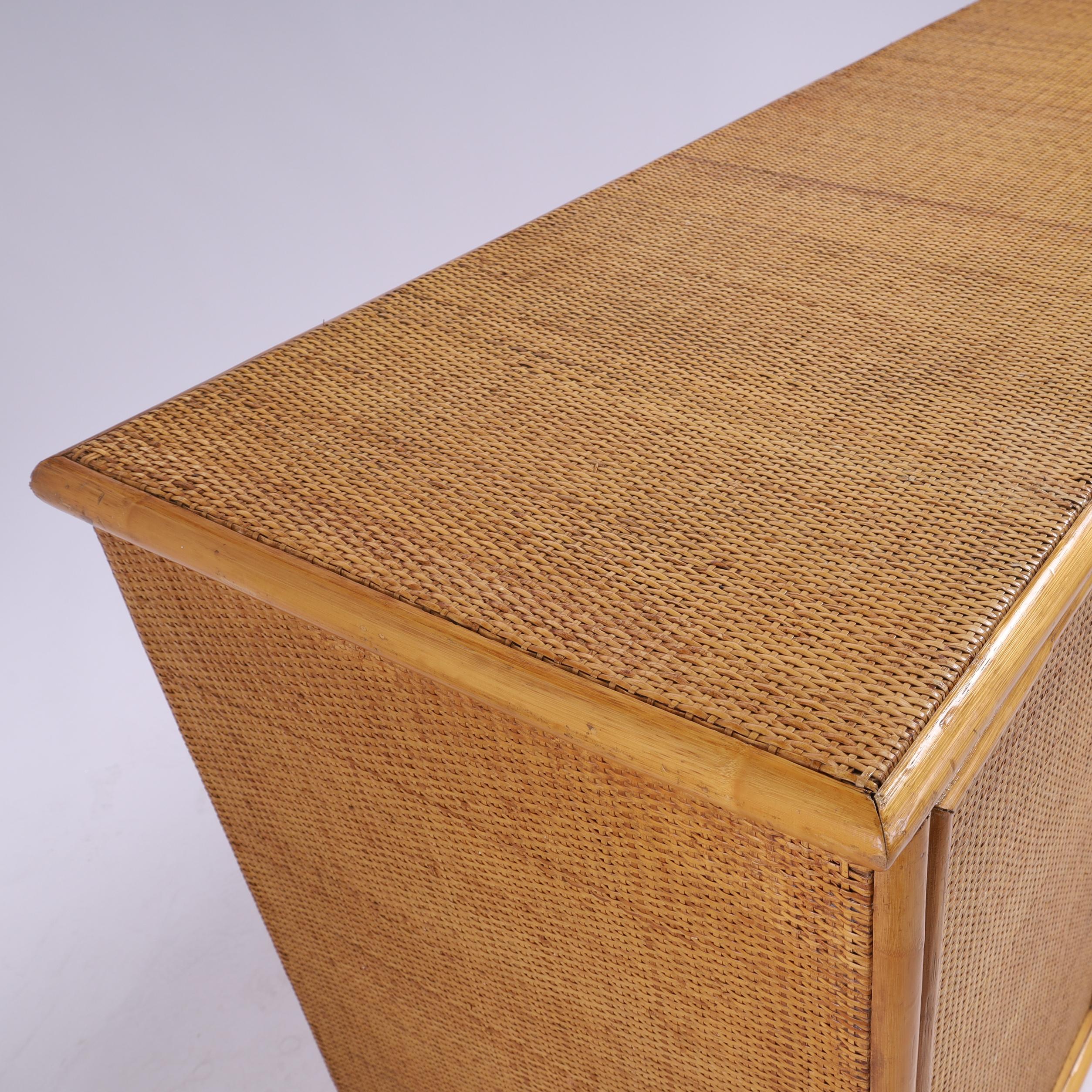 Credenza o credenza italiana d'epoca in finto bambù e tela d'erba in vendita 1