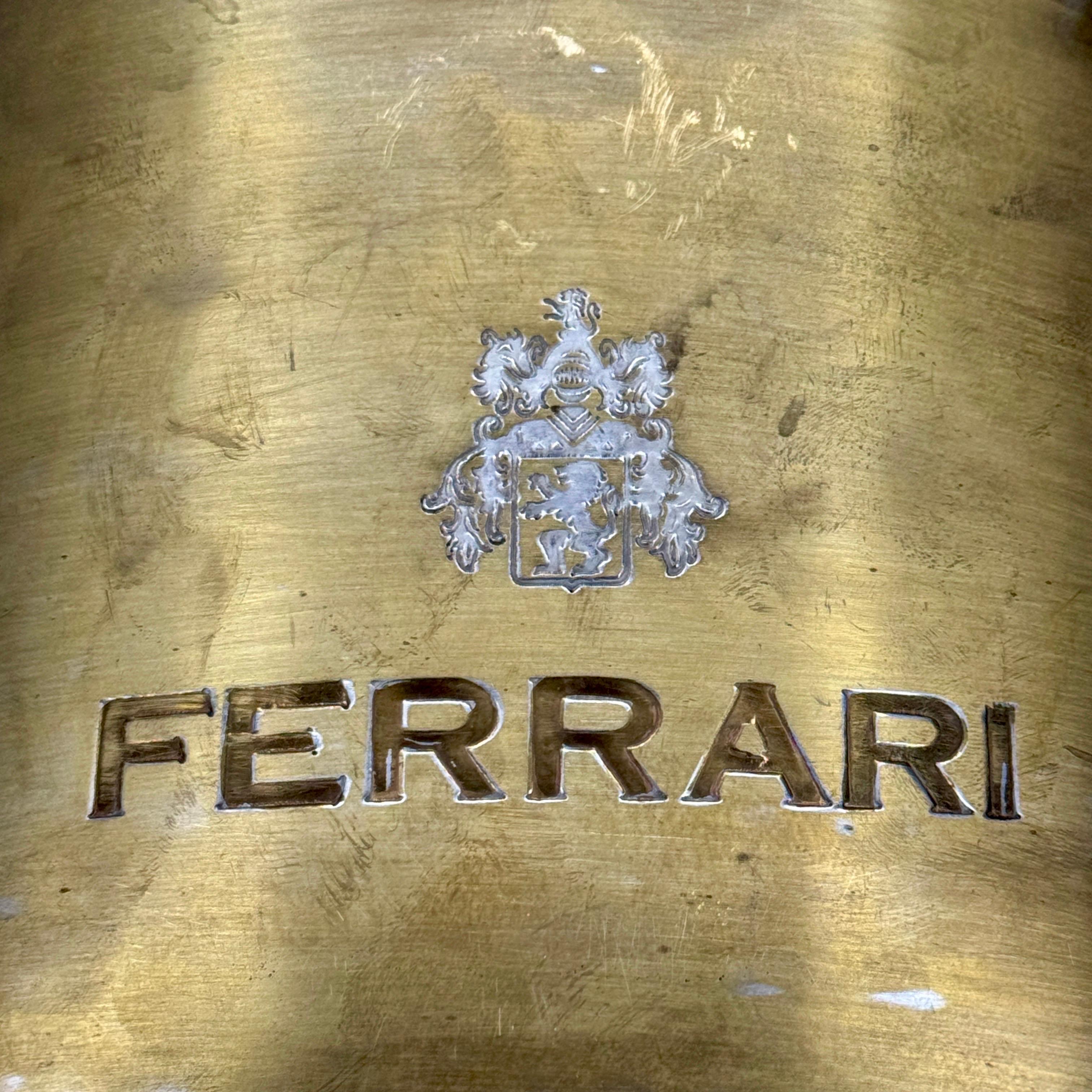 Impressionante dispenser per champagne, secchiello per il ghiaccio, dispenser per il vino o SPUMANTIERA, come si dice in Italia, di medie dimensioni cromato e ottonato. È stato prodotto in Italia negli anni '80 da un'azienda chiamata Italesse di