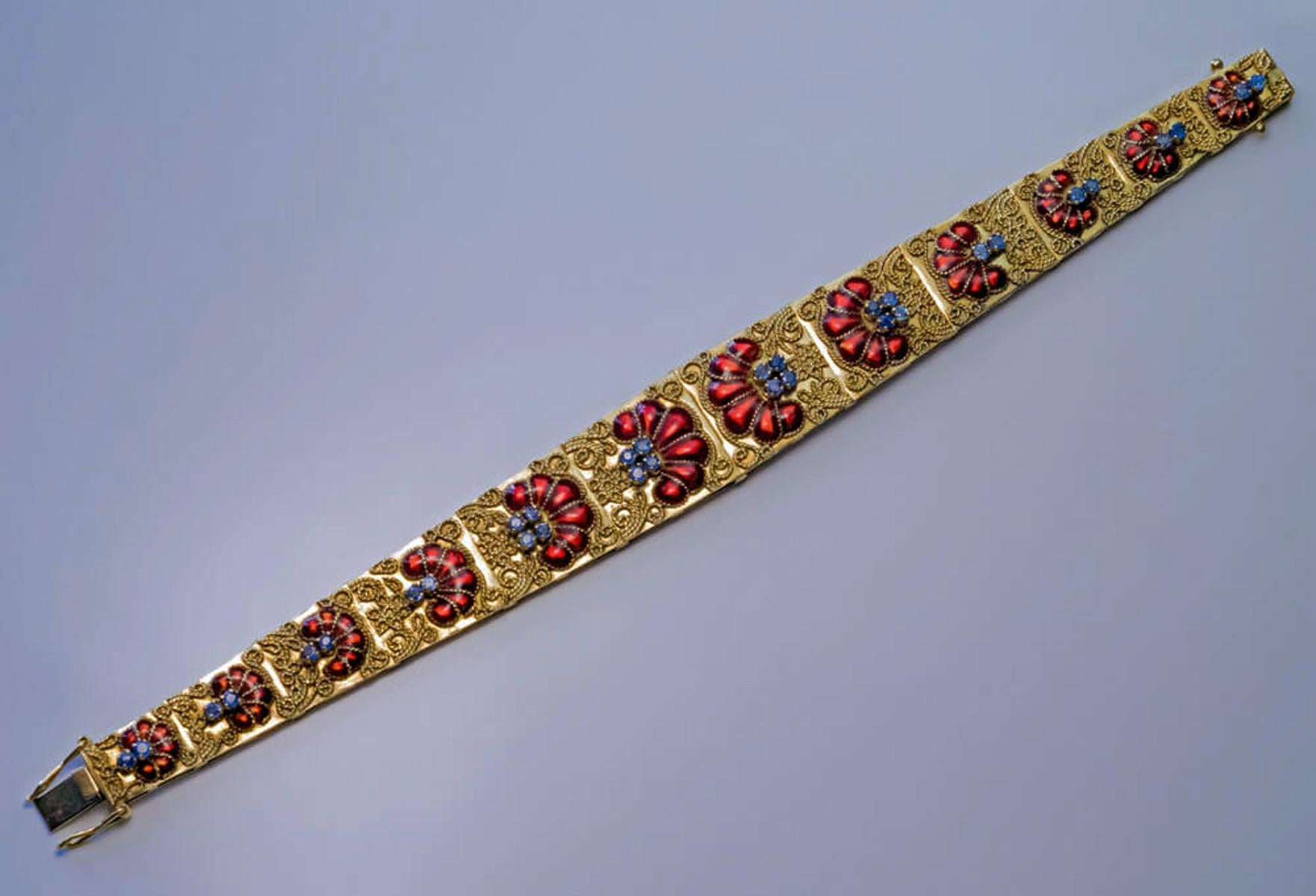 Vintage Italian Filigree Gold Enamel Sapphire Bracelet 1950s In Excellent Condition For Sale In Chicago, IL