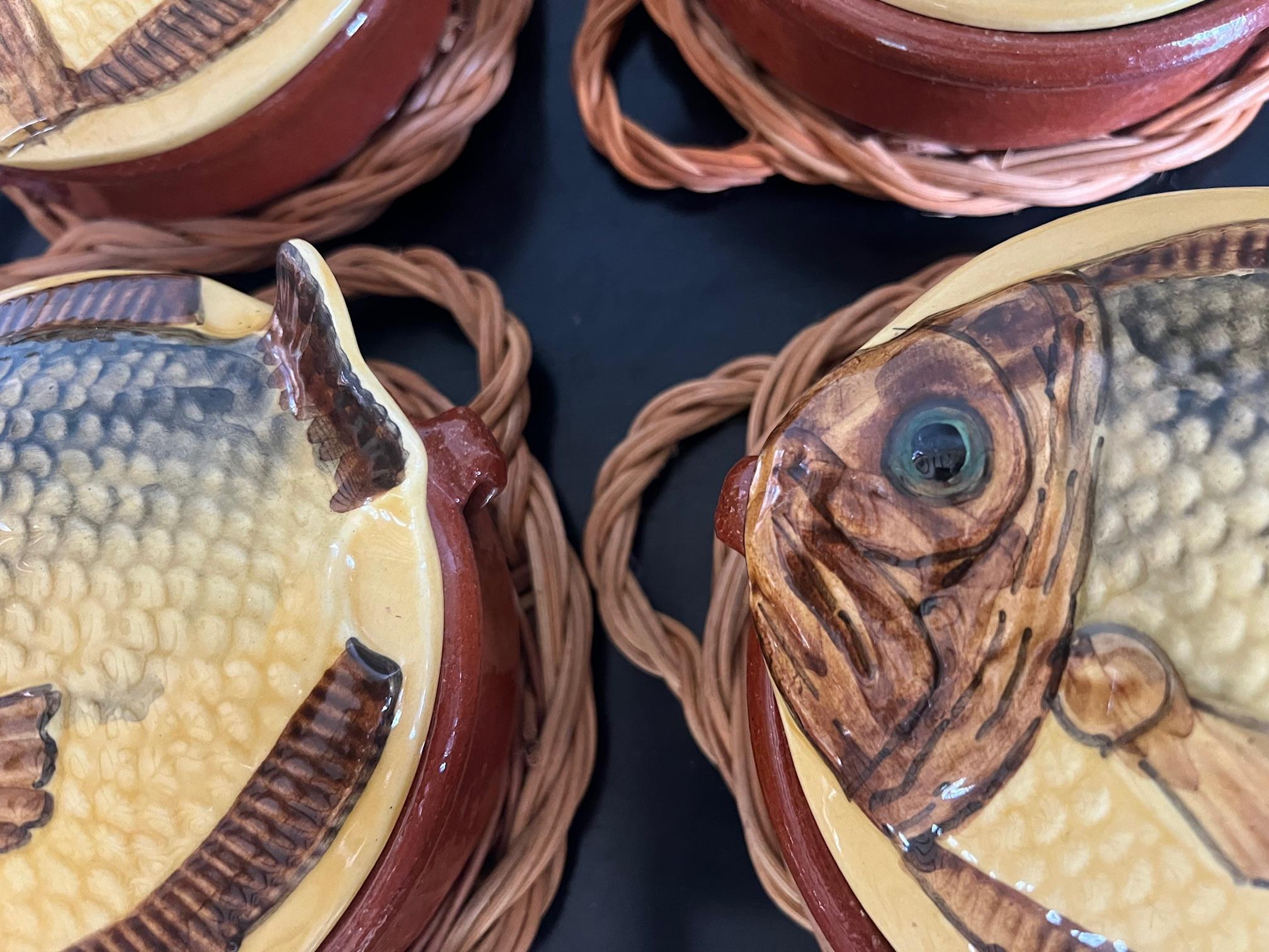 Provincial français Bols à soupe italiens vintage en forme de poisson sur paniers - Lot de 4 en vente