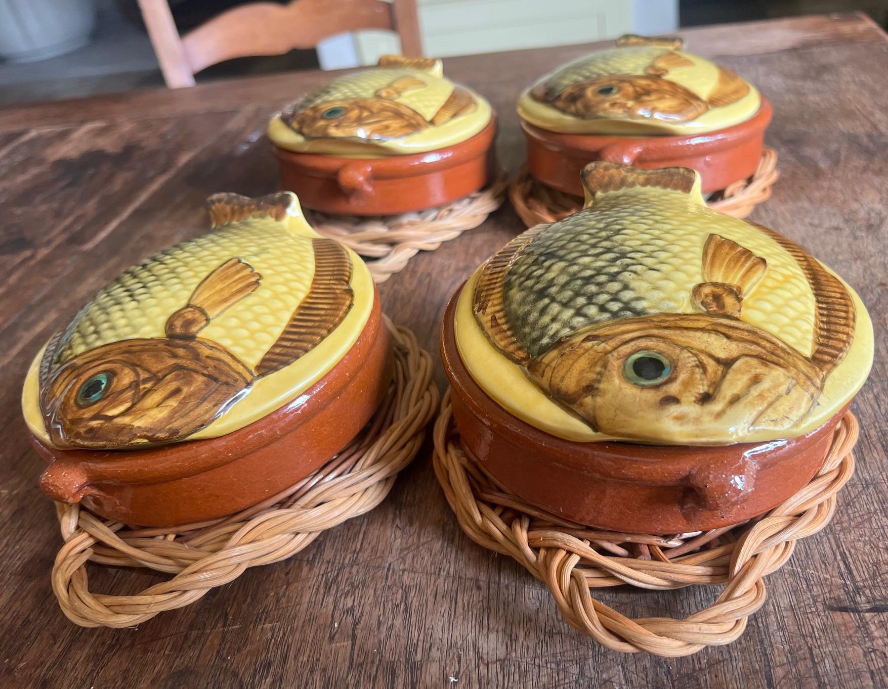 Peint à la main Bols à soupe italiens vintage en forme de poisson sur paniers - Lot de 4 en vente