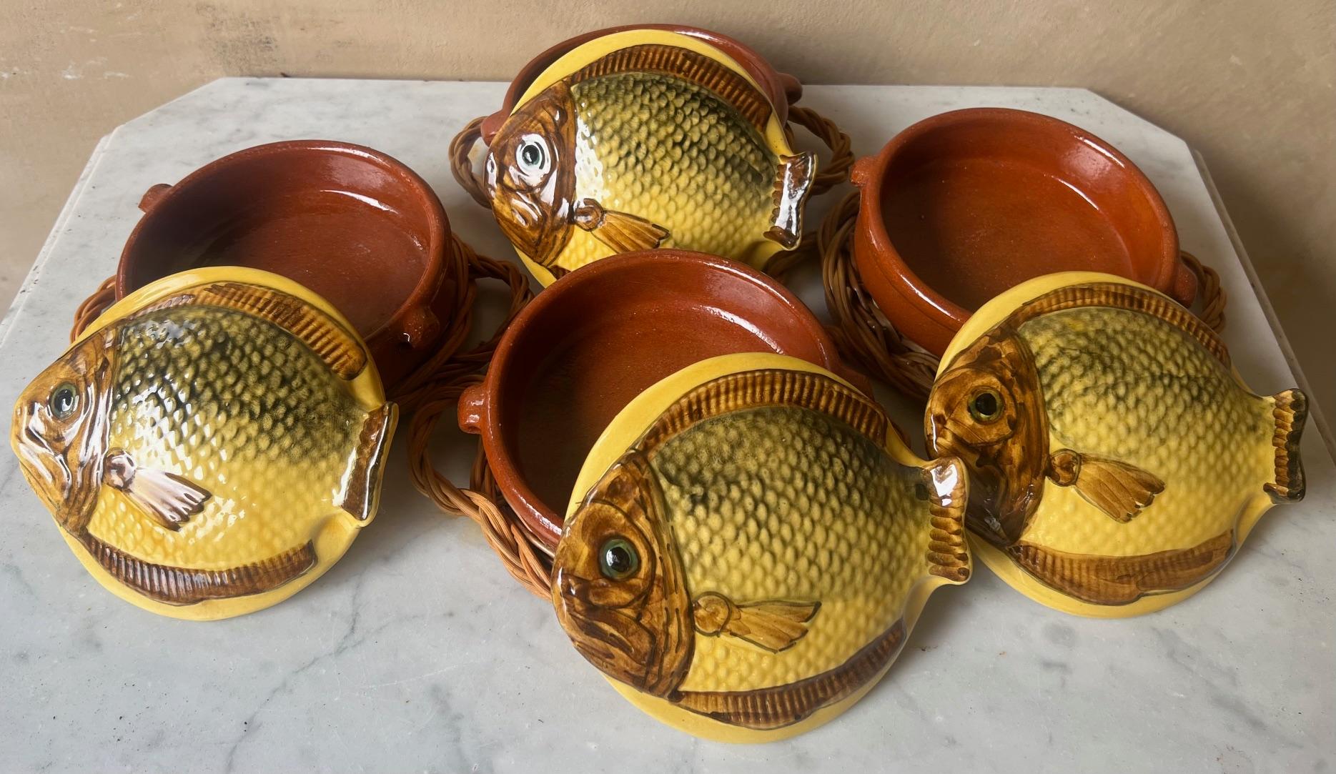 Bols à soupe italiens vintage en forme de poisson sur paniers - Lot de 4 Bon état - En vente à Ross, CA