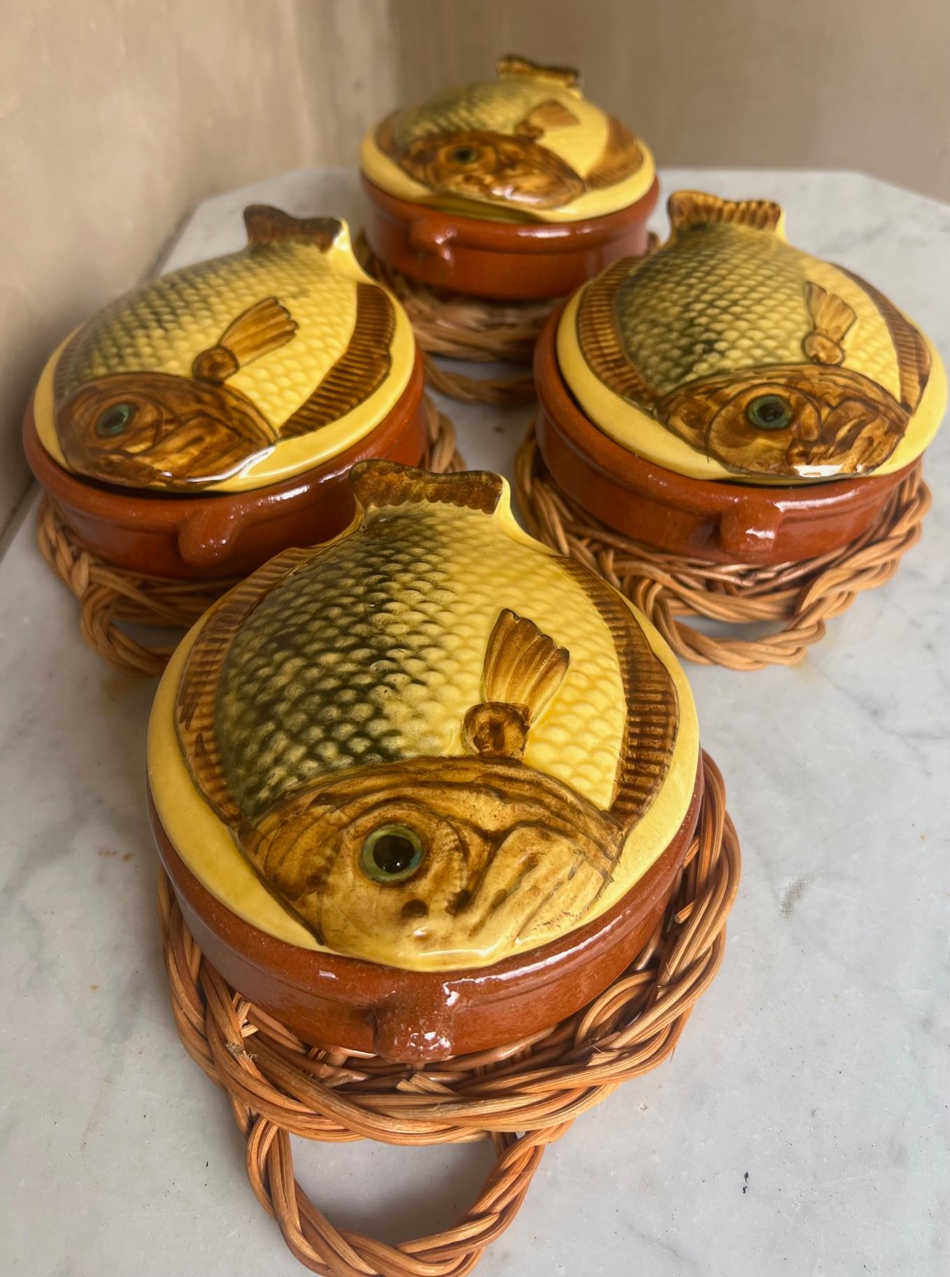 Milieu du XXe siècle Bols à soupe italiens vintage en forme de poisson sur paniers - Lot de 4 en vente