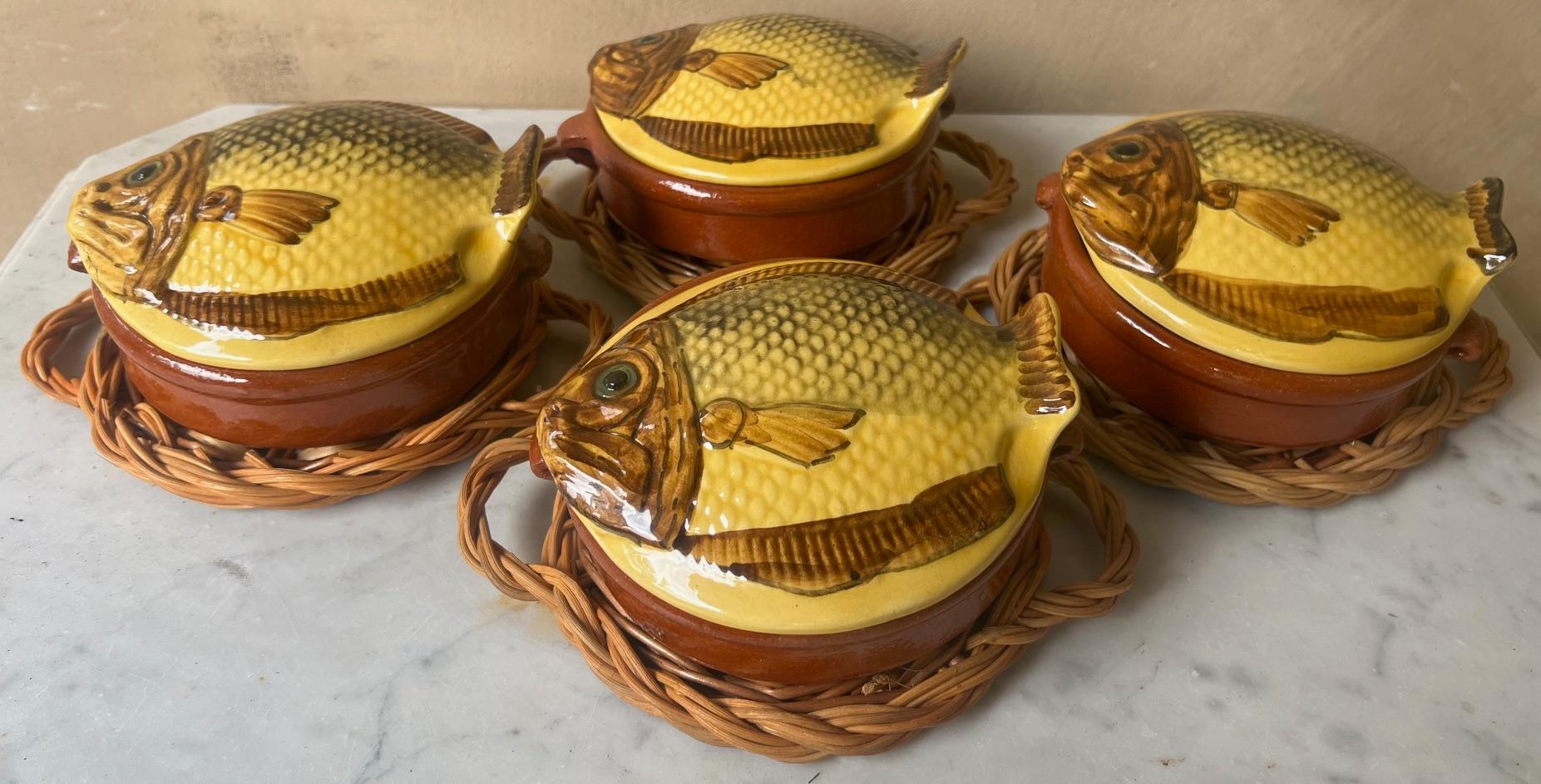 Céramique Bols à soupe italiens vintage en forme de poisson sur paniers - Lot de 4 en vente
