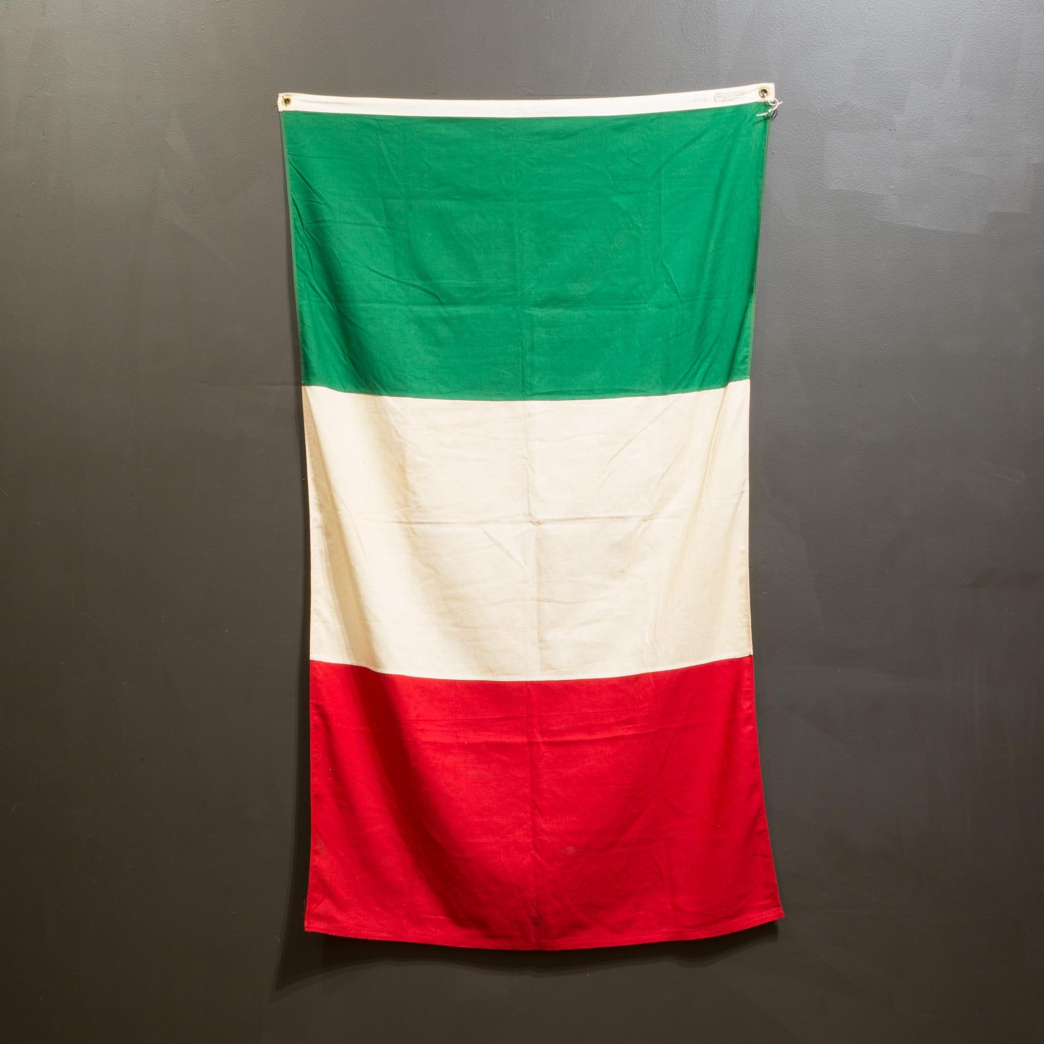 Vintage Italienische Flagge um 1940  (KOSTENLOSER VERSAND) im Zustand „Gut“ im Angebot in San Francisco, CA