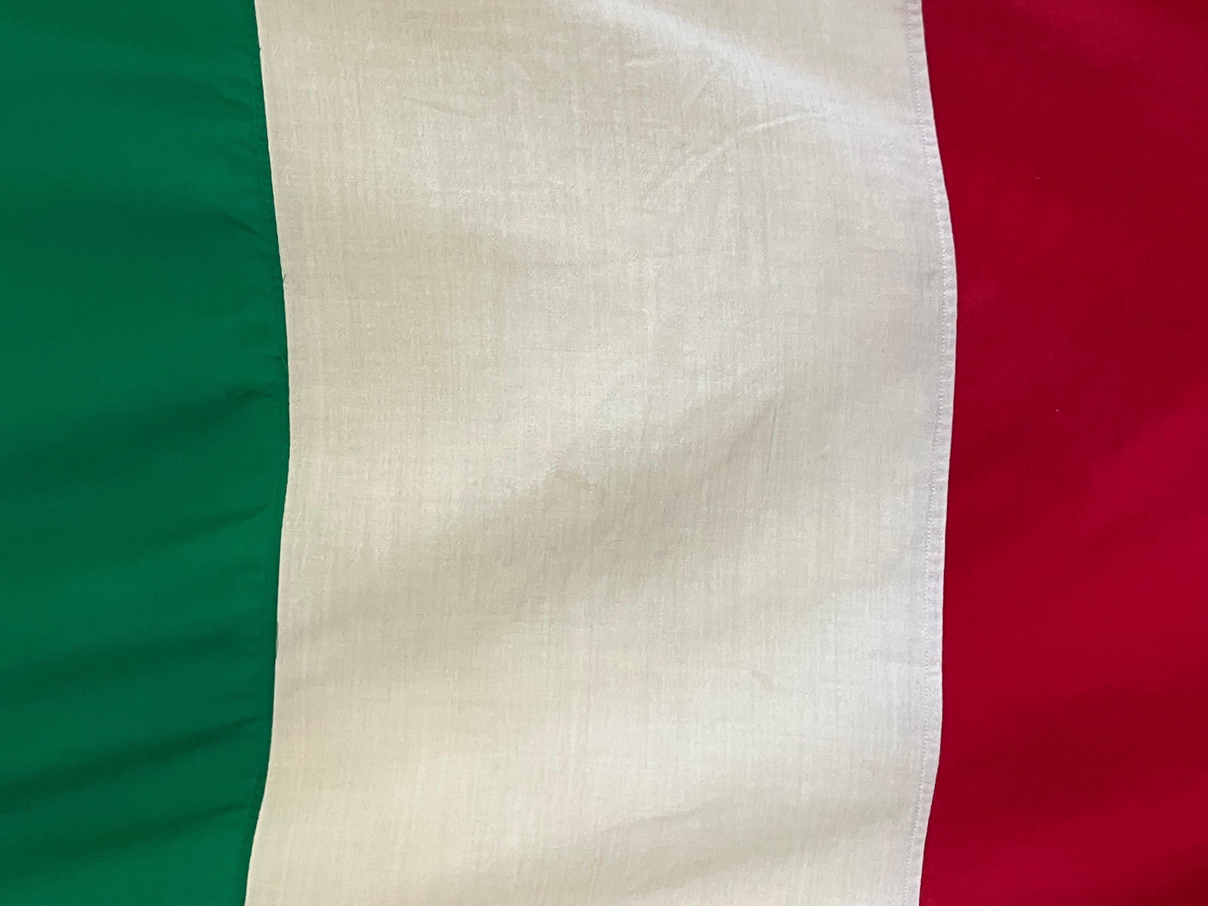 Italiano Vintage Italian Flag in vendita