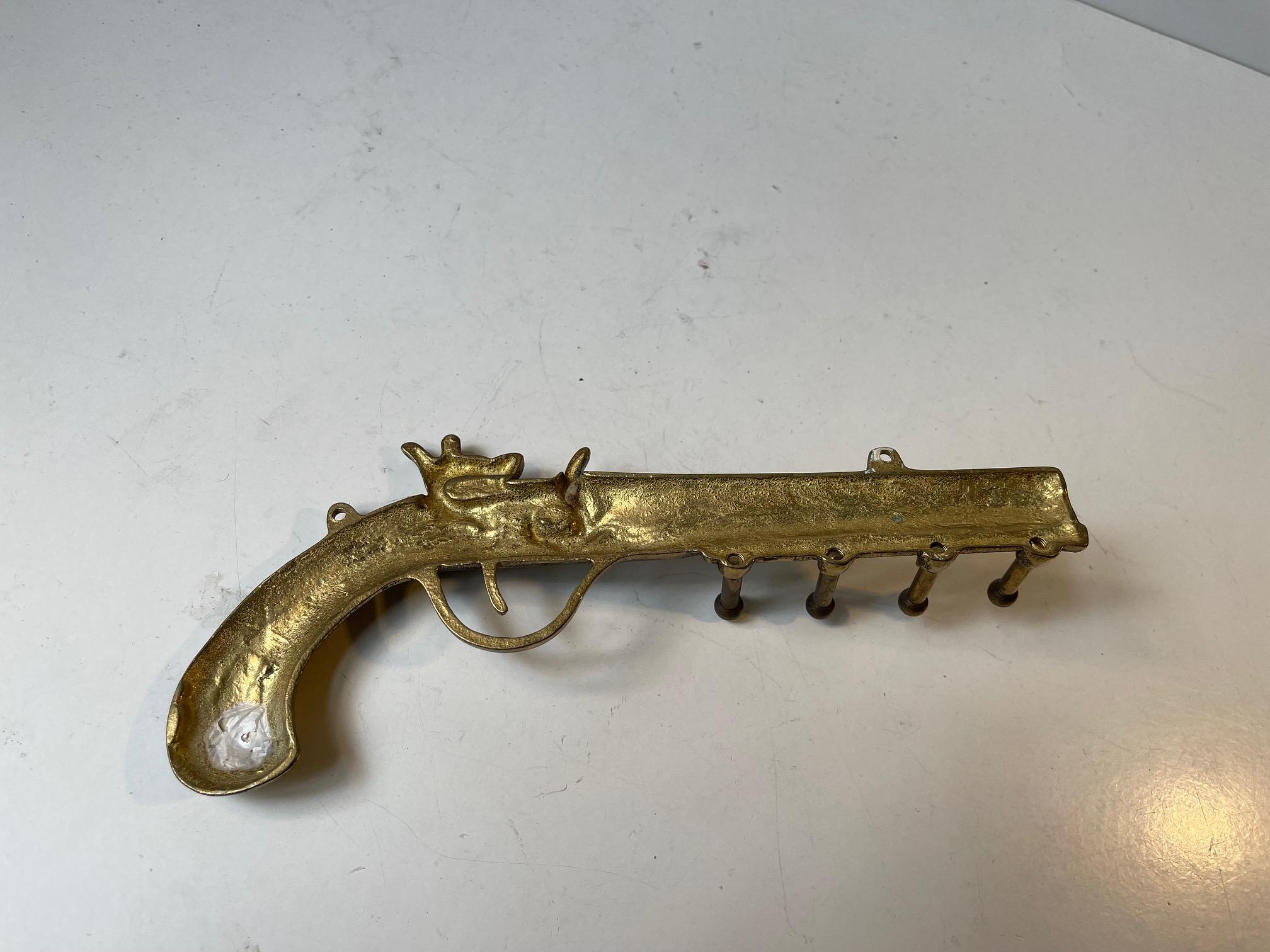 Mid-Century Modern Vintage Italian Flintlock Gun Key Holder in Brass, 1970s For Sale