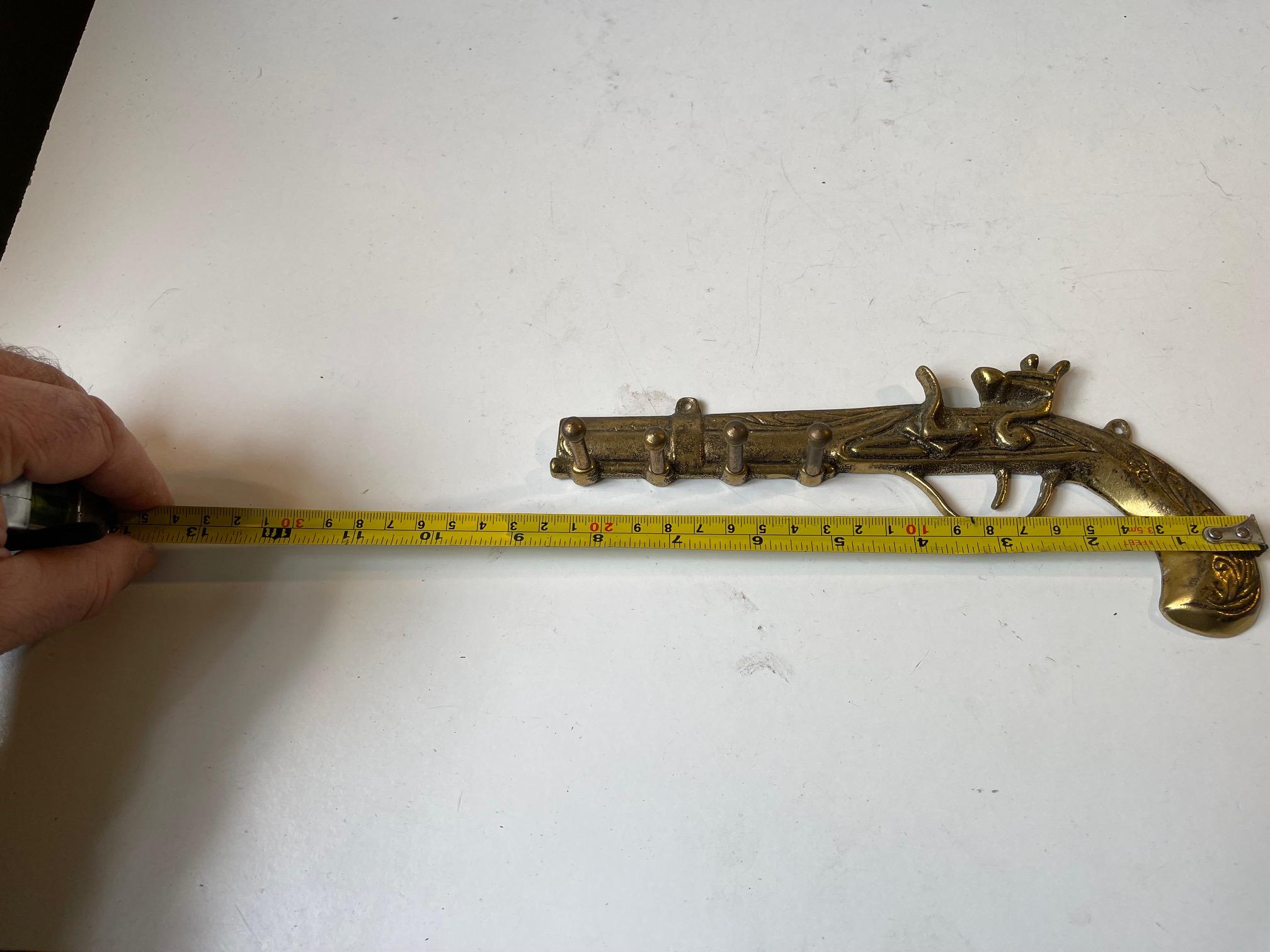 Late 20th Century Vintage Italian Flintlock Gun Key Holder in Brass, 1970s For Sale