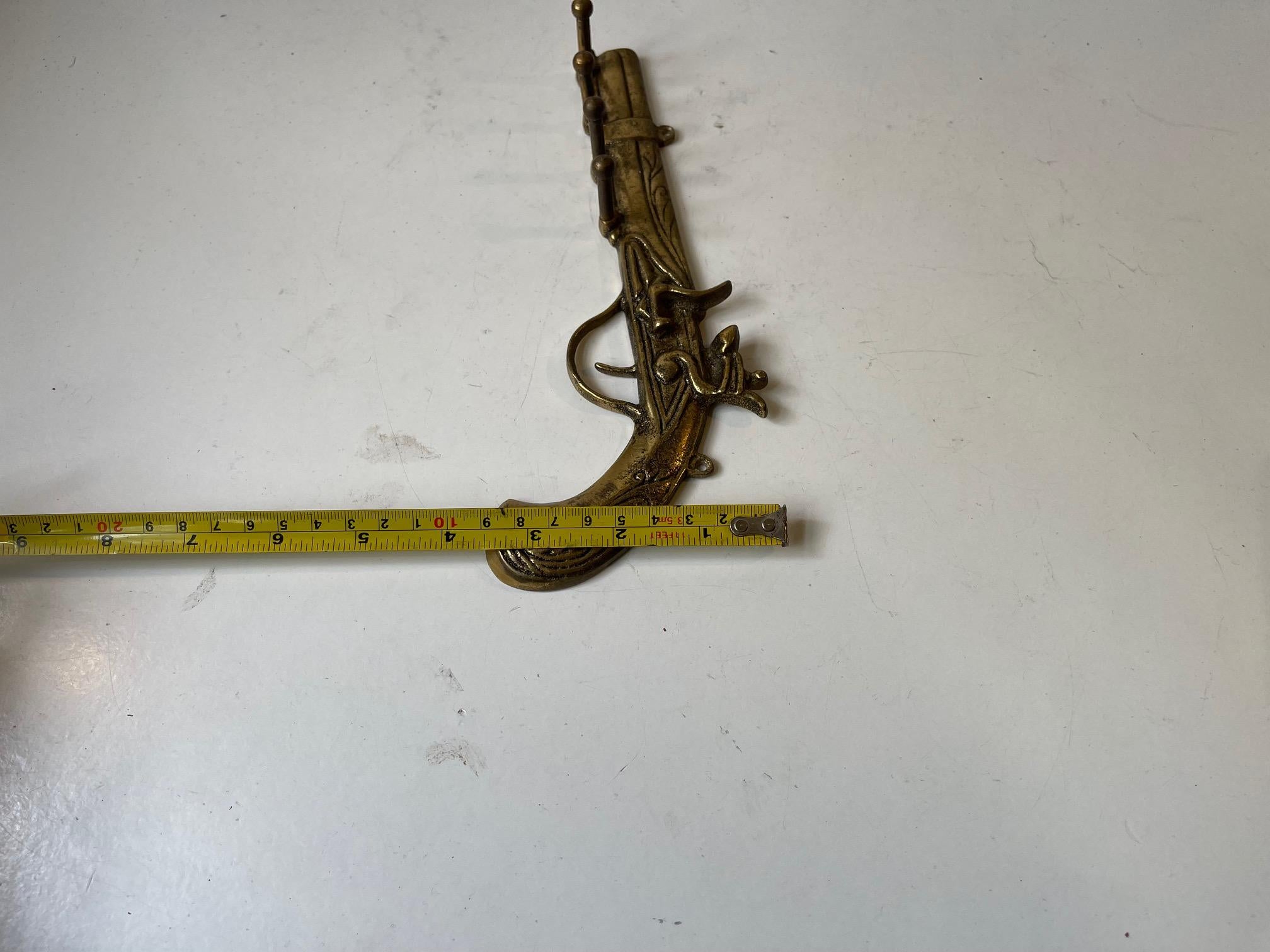 Vintage Italian Flintlock Gun Key Holder in Brass, 1970s For Sale 1