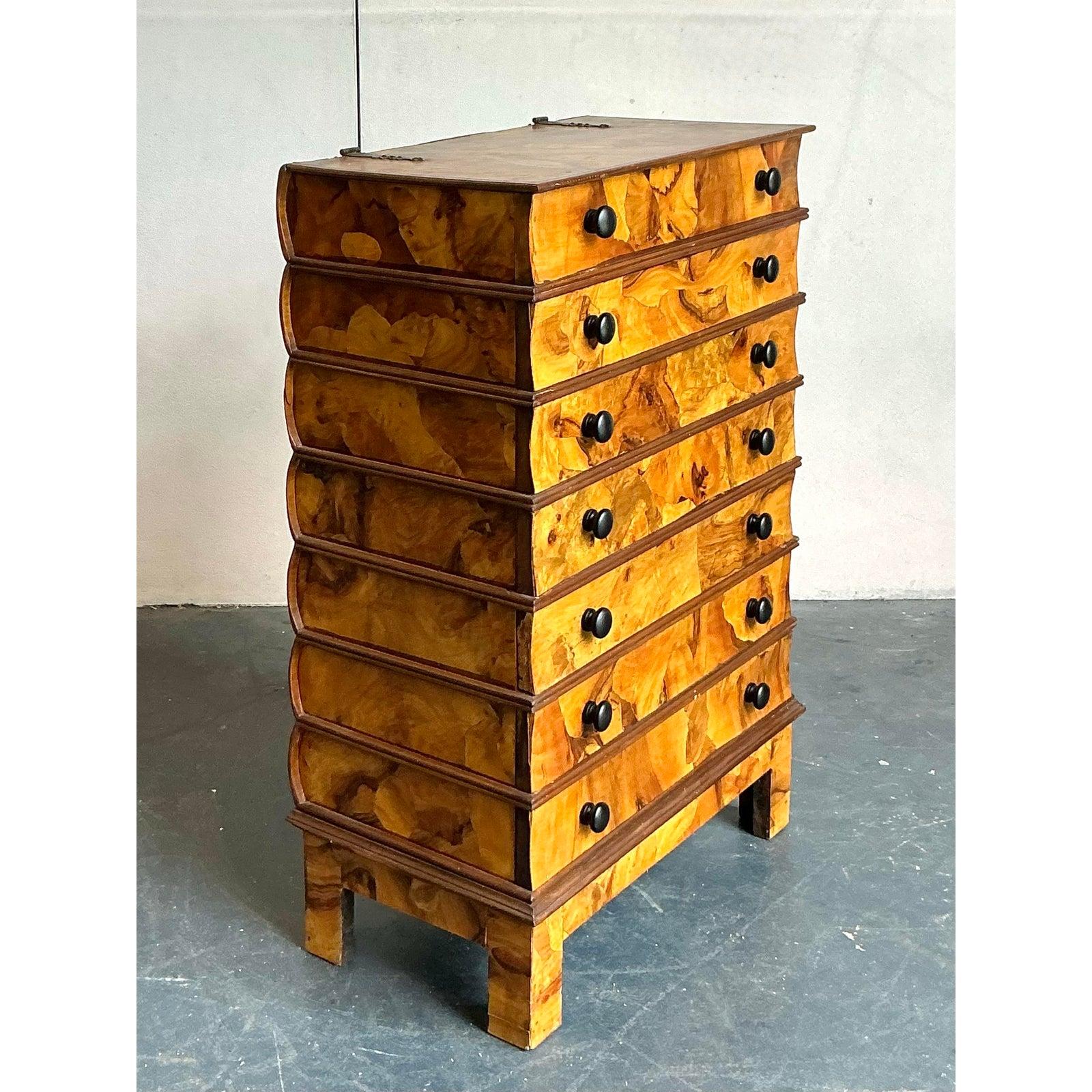Cassettiera italiana d'epoca in legno di radica con apertura a ribalta in vendita 4