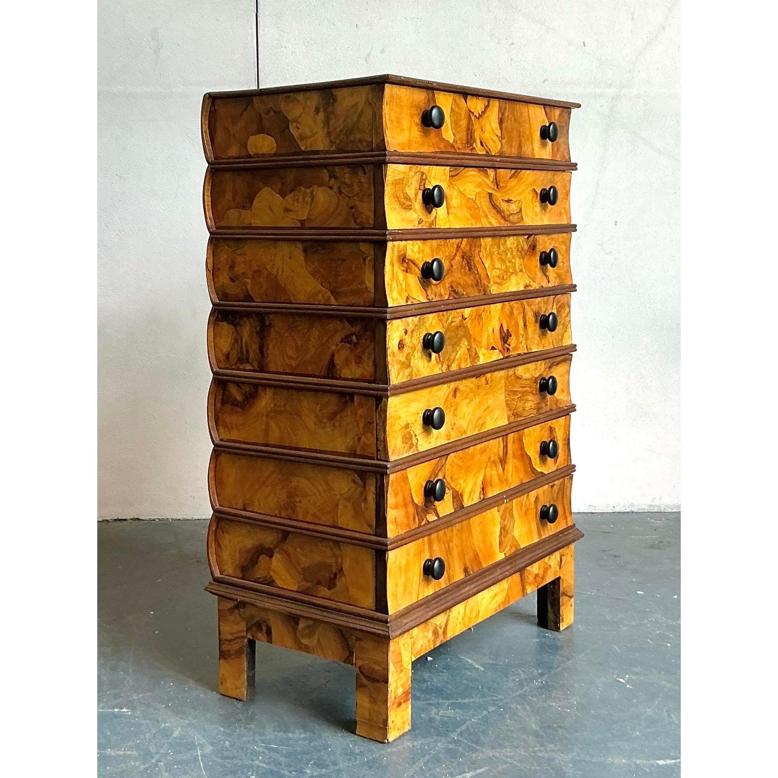 Scopri un mondo di design intelligente con questa eccezionale cassettiera vintage italiana. Un capolavoro di artigianato stravagante, questo pezzo è ingegnosamente realizzato per assomigliare a una bella pila di tomi oversize. I frontali dei