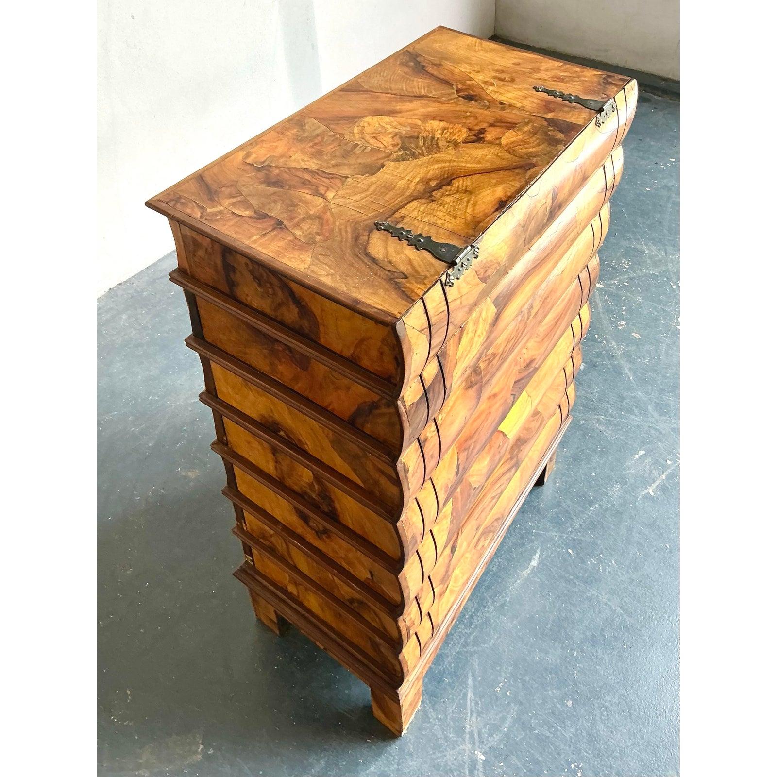 Hollywood Regency Cassettiera italiana d'epoca in legno di radica con apertura a ribalta in vendita